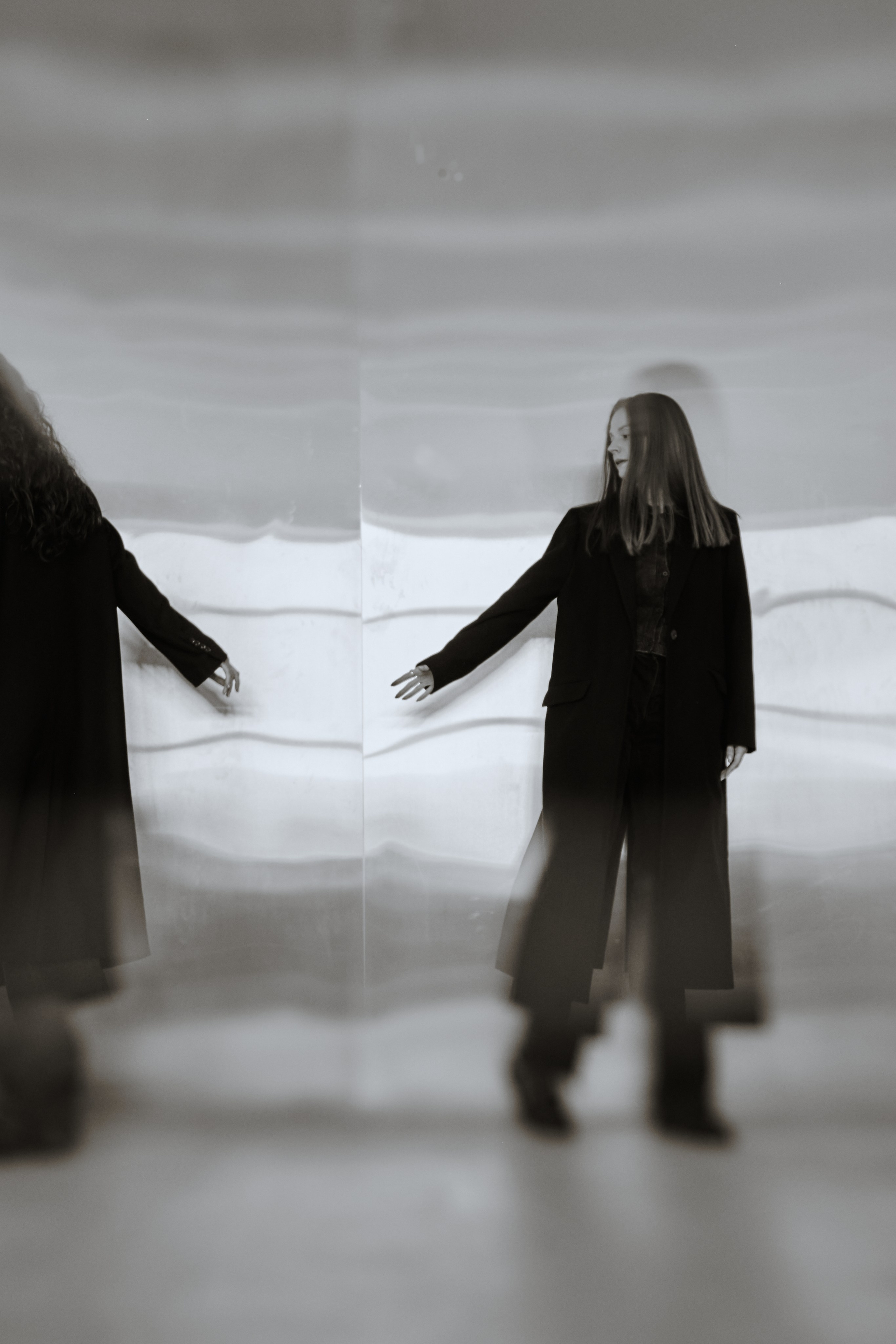 Две девушки стоят на фоне металлической стены в движении. Виктория Брызгалова и Анна Пижонкова