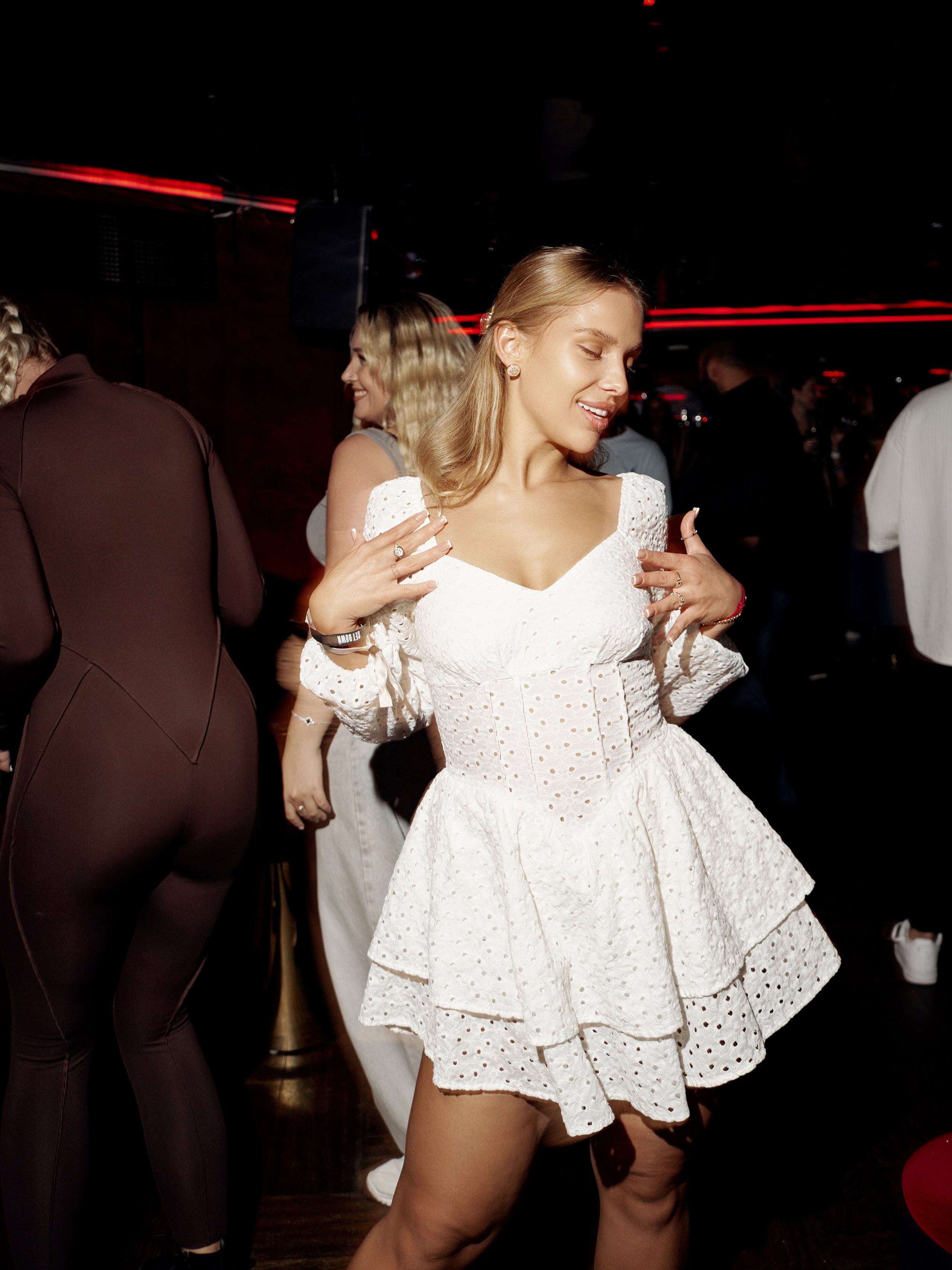 CLUB. NOIZOMAX Художественный фотограф в Дубай