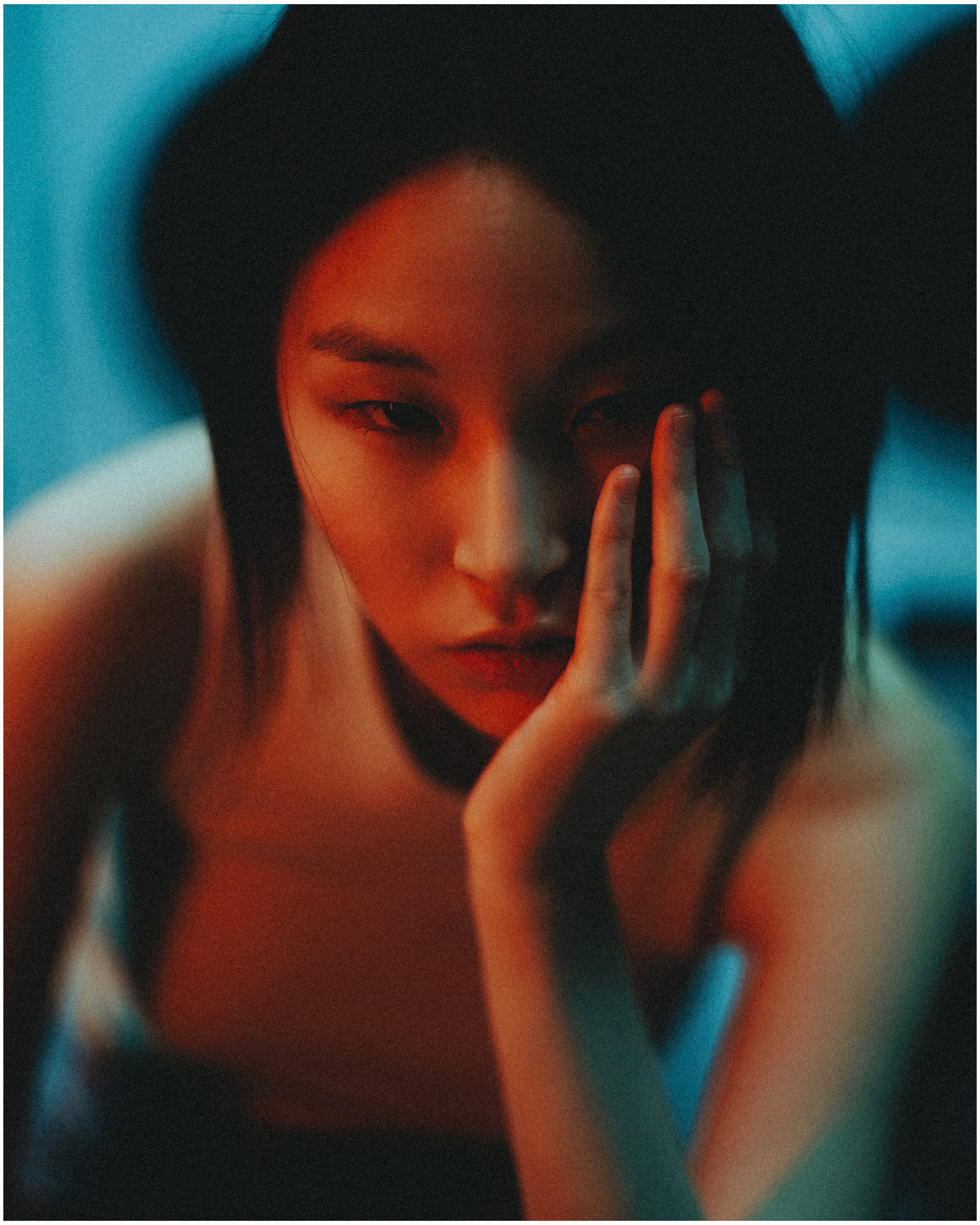 Киношная фотосессия в необычной локации с цветным светом