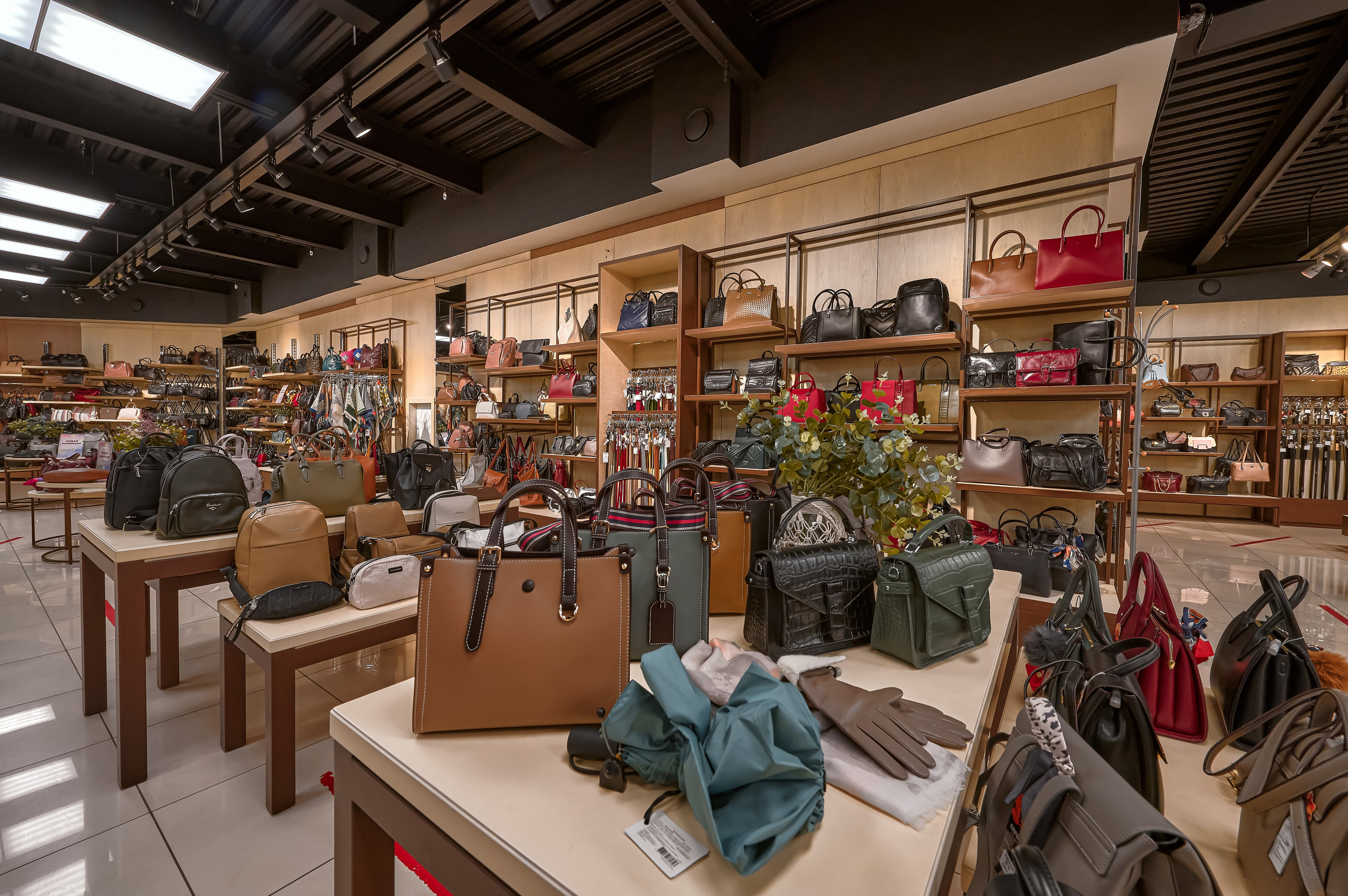 Портфолио по интерьерной и экстерьерной фотосъёмки: Мир сумок — Левый берег. Фотограф Яковлев Роман — Красноярск