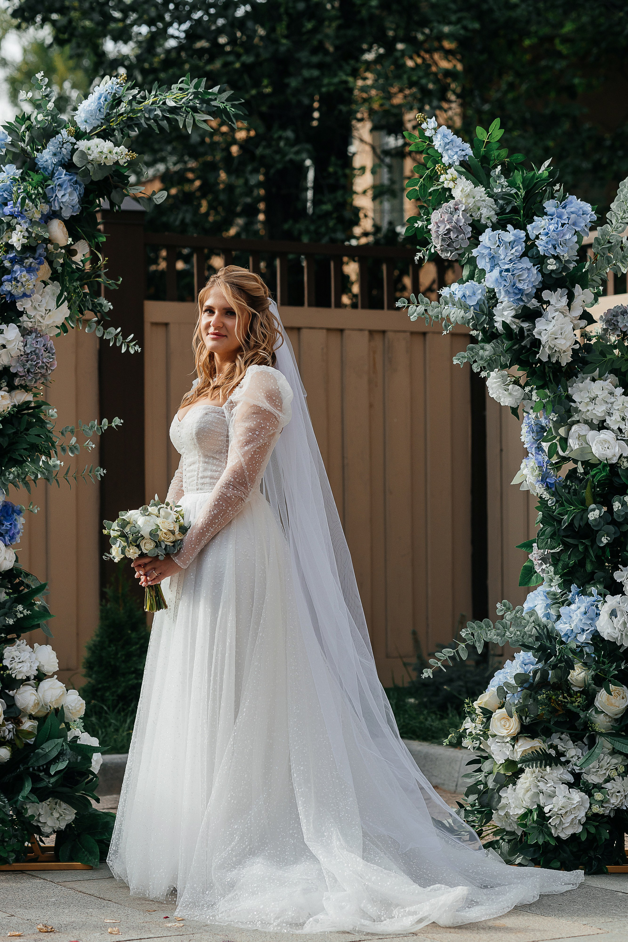 Трогательная выездная церемония в уютном дворике отеля. Олег Сверчков | Свадебный фотограф Вологда