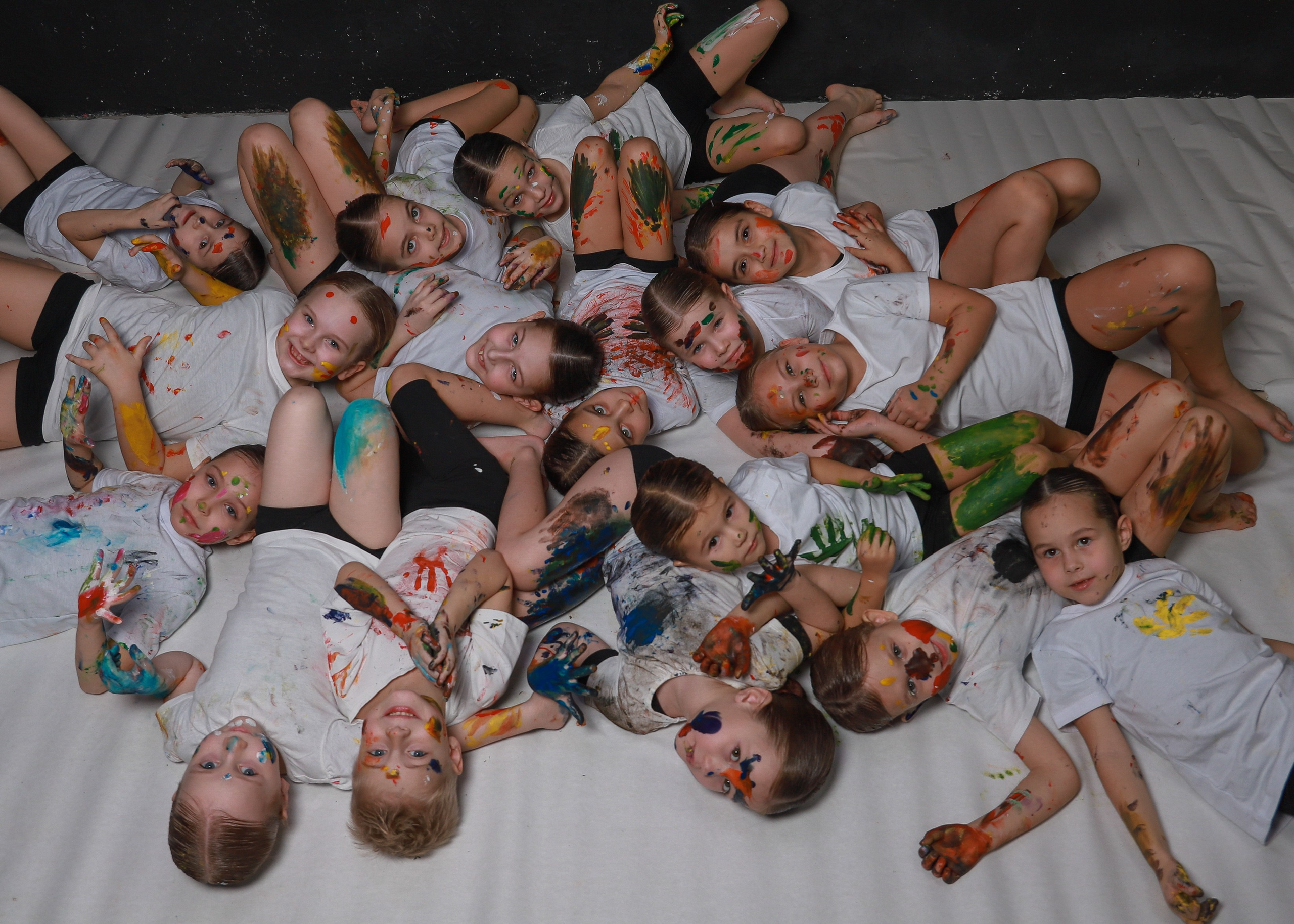 Младшие с красками. Фотограф Юлия Мальцева