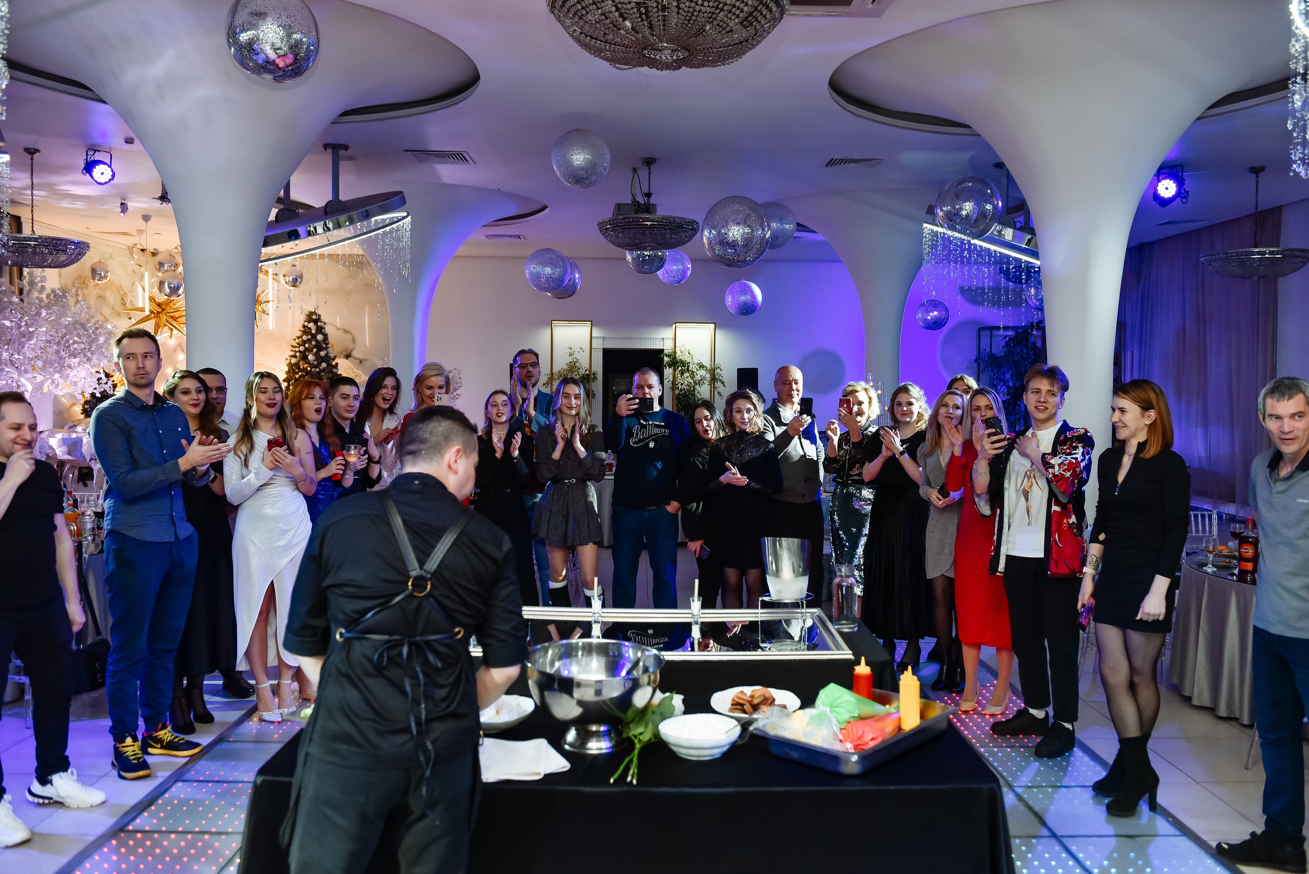 Новогодний корпоратив в ресторане Nebesa. Анастасия Петрович фотограф, фотокорреспондент в Москве и Санкт-Петербурге. Фотосъёмка репортажа, мероприятия, корпоративная съёмка, контент