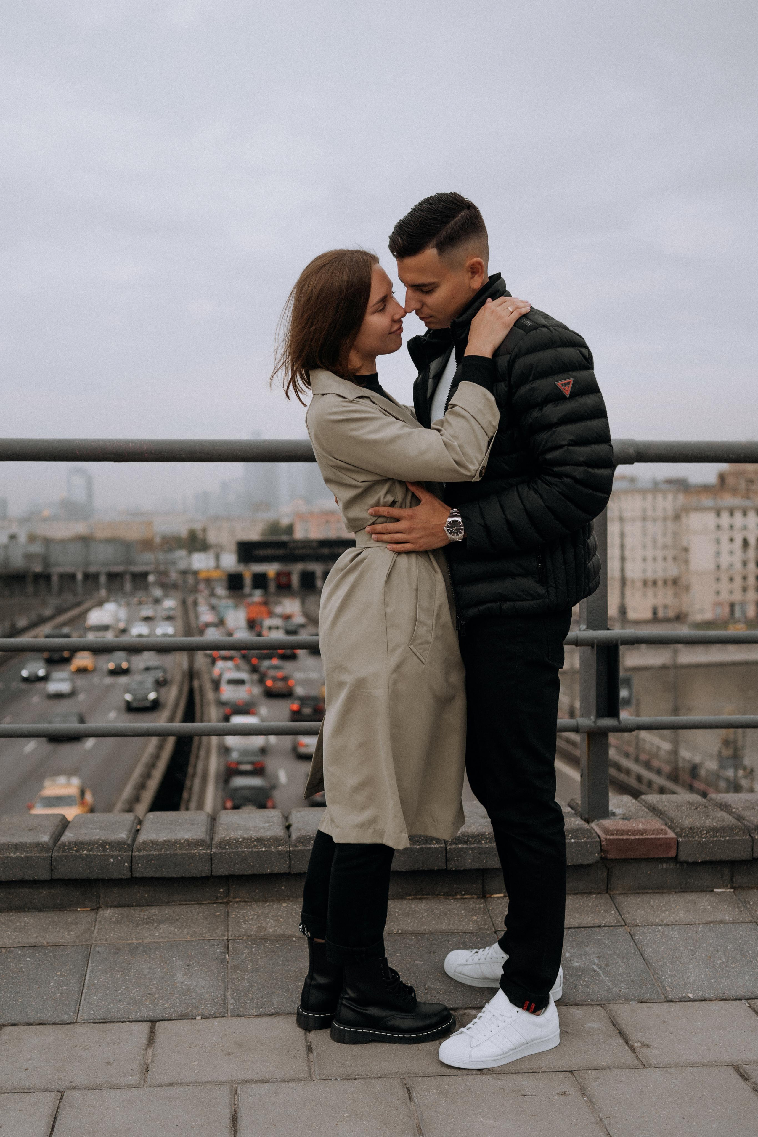Прогулка влюбленные в городе на мосту. Семейный фотограф в Москве и в Домодедово Екатерина Патракова