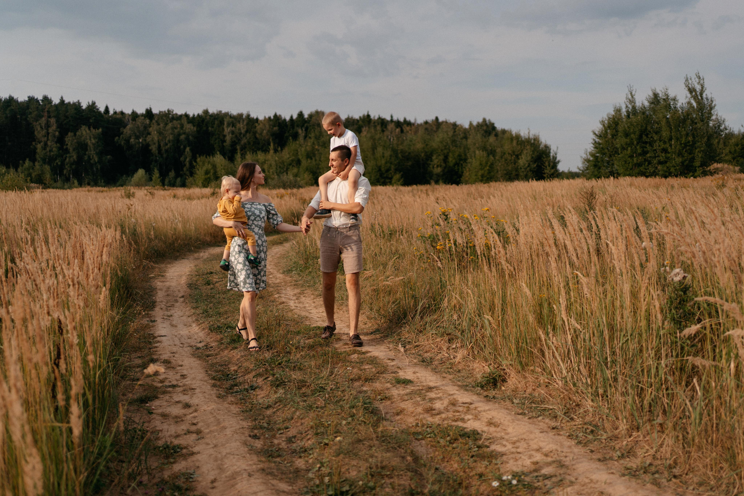 Семейная фотосессия в поле в воздушным змеем. Семейный фотограф в Москве и в Домодедово Екатерина Патракова