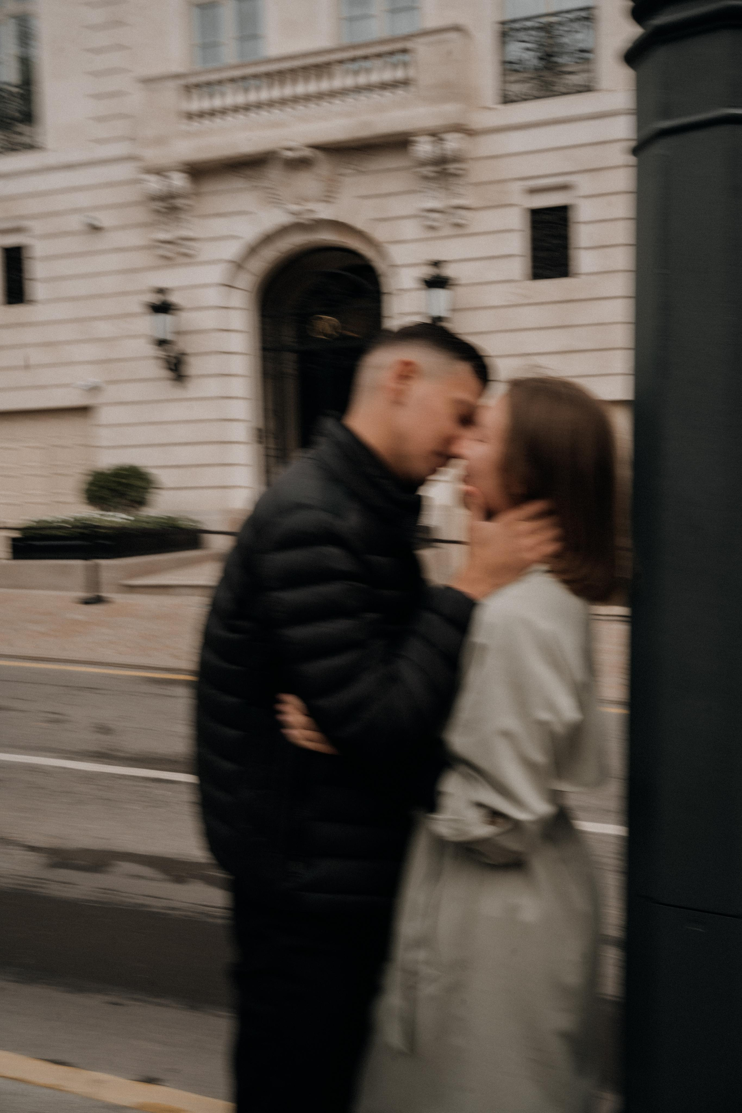 Прогулка влюбленные в городе на мосту. Семейный фотограф в Москве и в Домодедово Екатерина Патракова