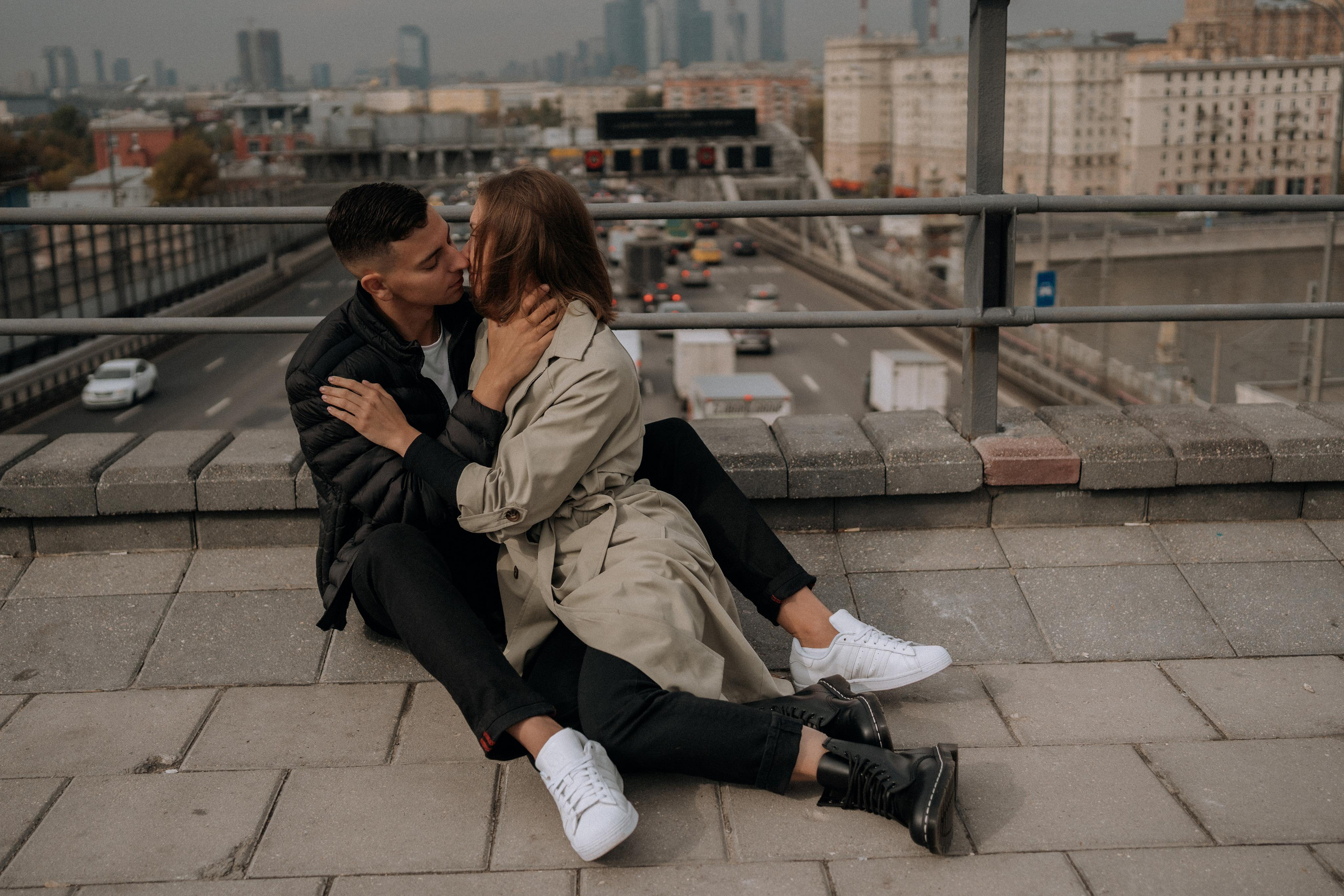 Прогулка влюбленные в городе на мосту. Семейный фотограф в Москве и в Домодедово Екатерина Патракова