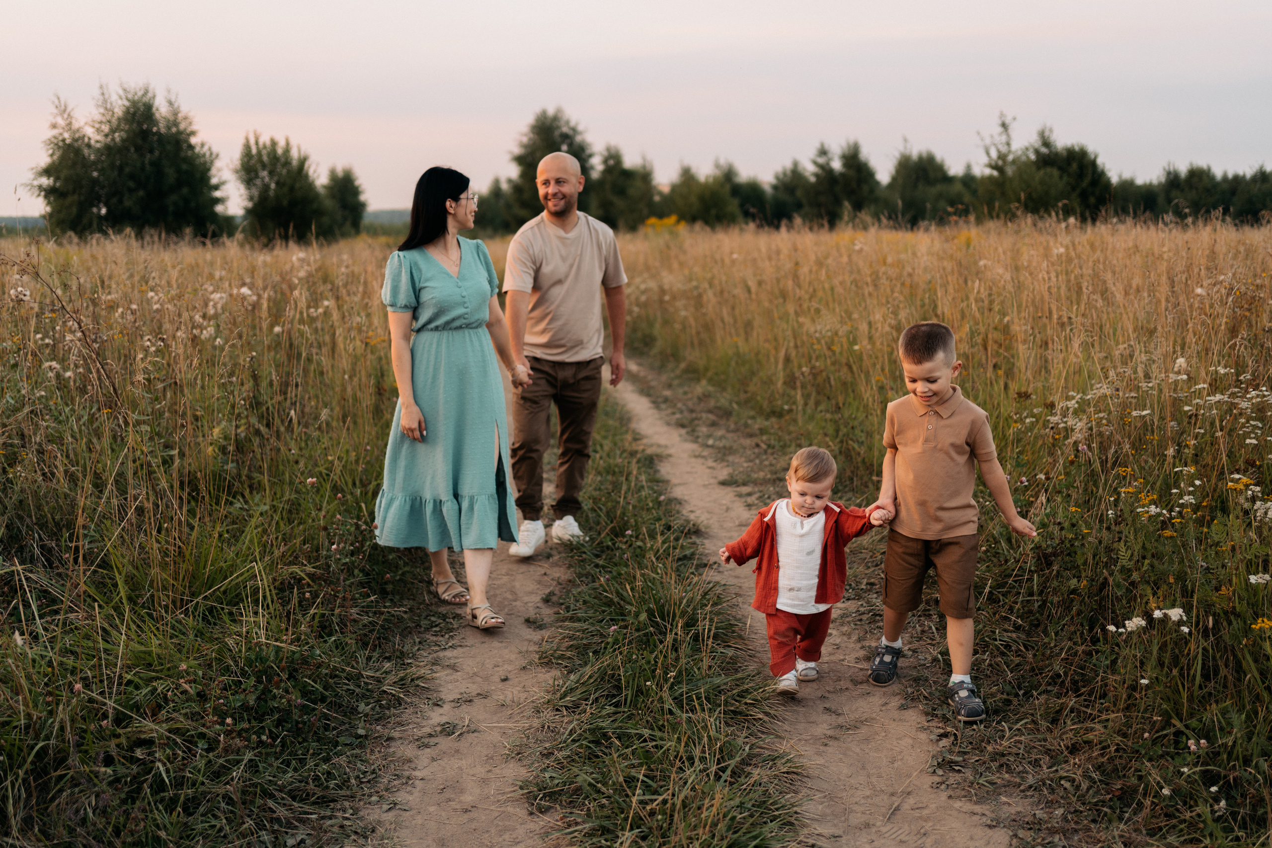 Фотопрогулка с детьми в поле. Семейный фотограф в Москве и в Домодедово Екатерина Патракова