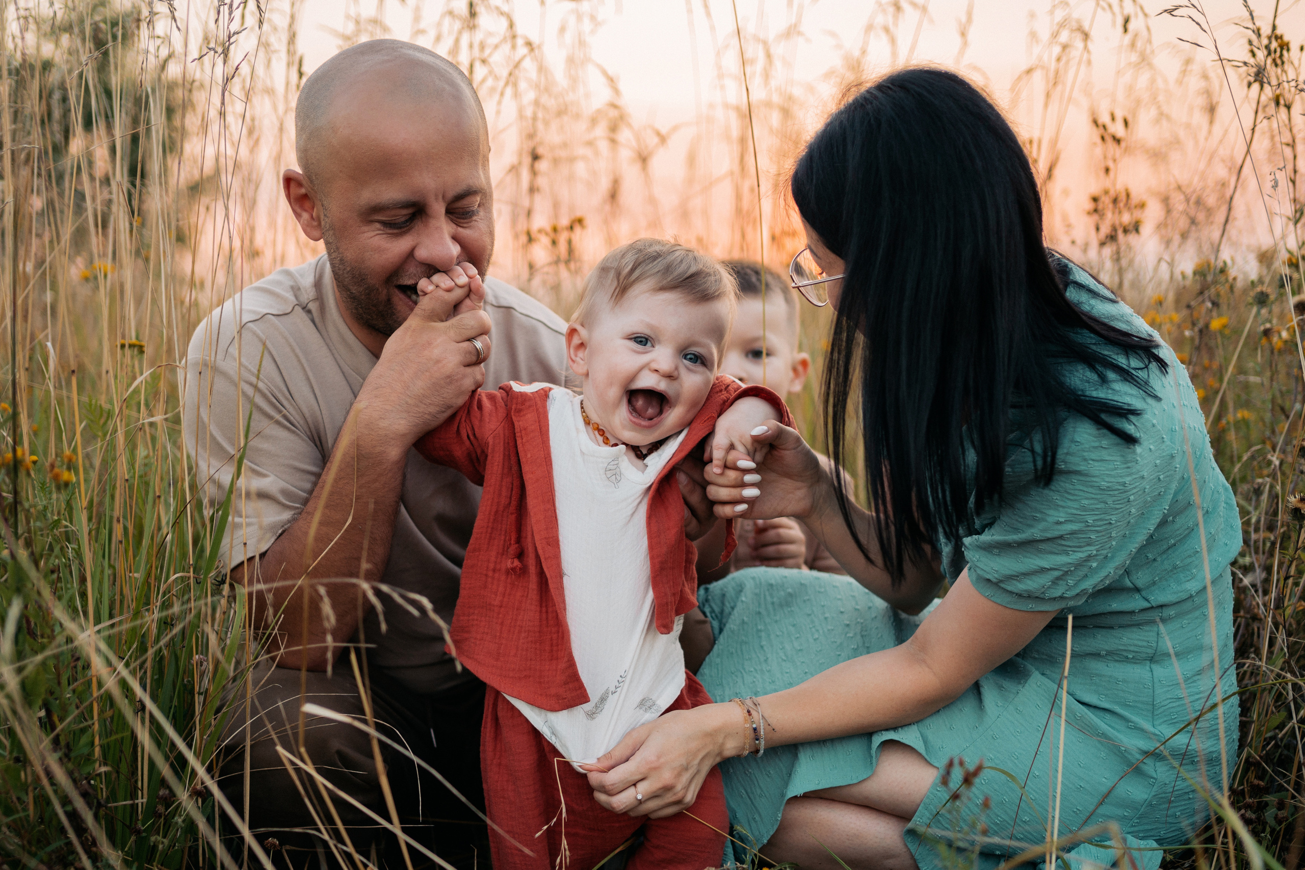 Фотопрогулка с детьми в поле. Семейный фотограф в Москве и в Домодедово Екатерина Патракова