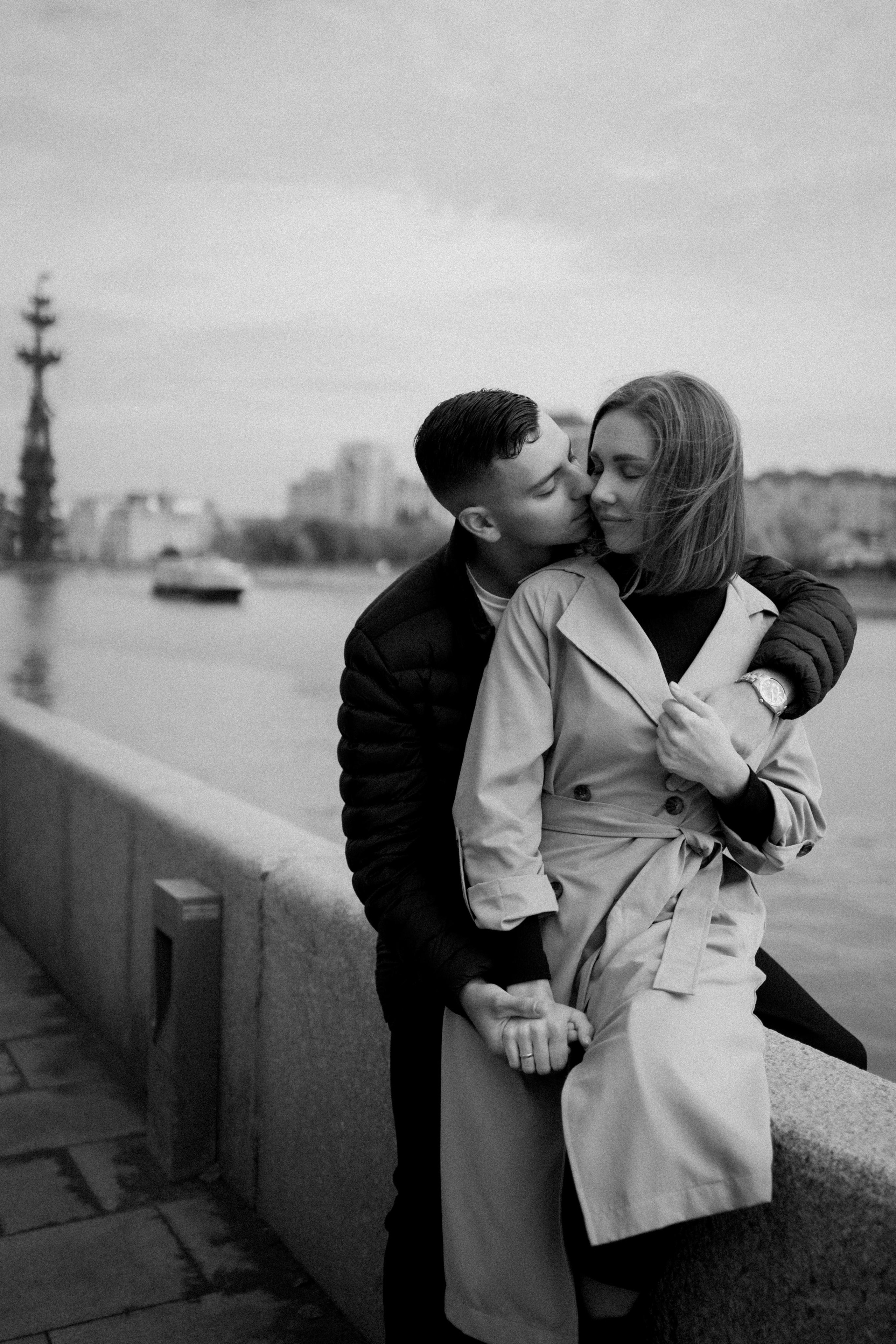 Прогулка влюбленные в городе на мосту. Семейный фотограф в Москве и в Домодедово Екатерина Патракова