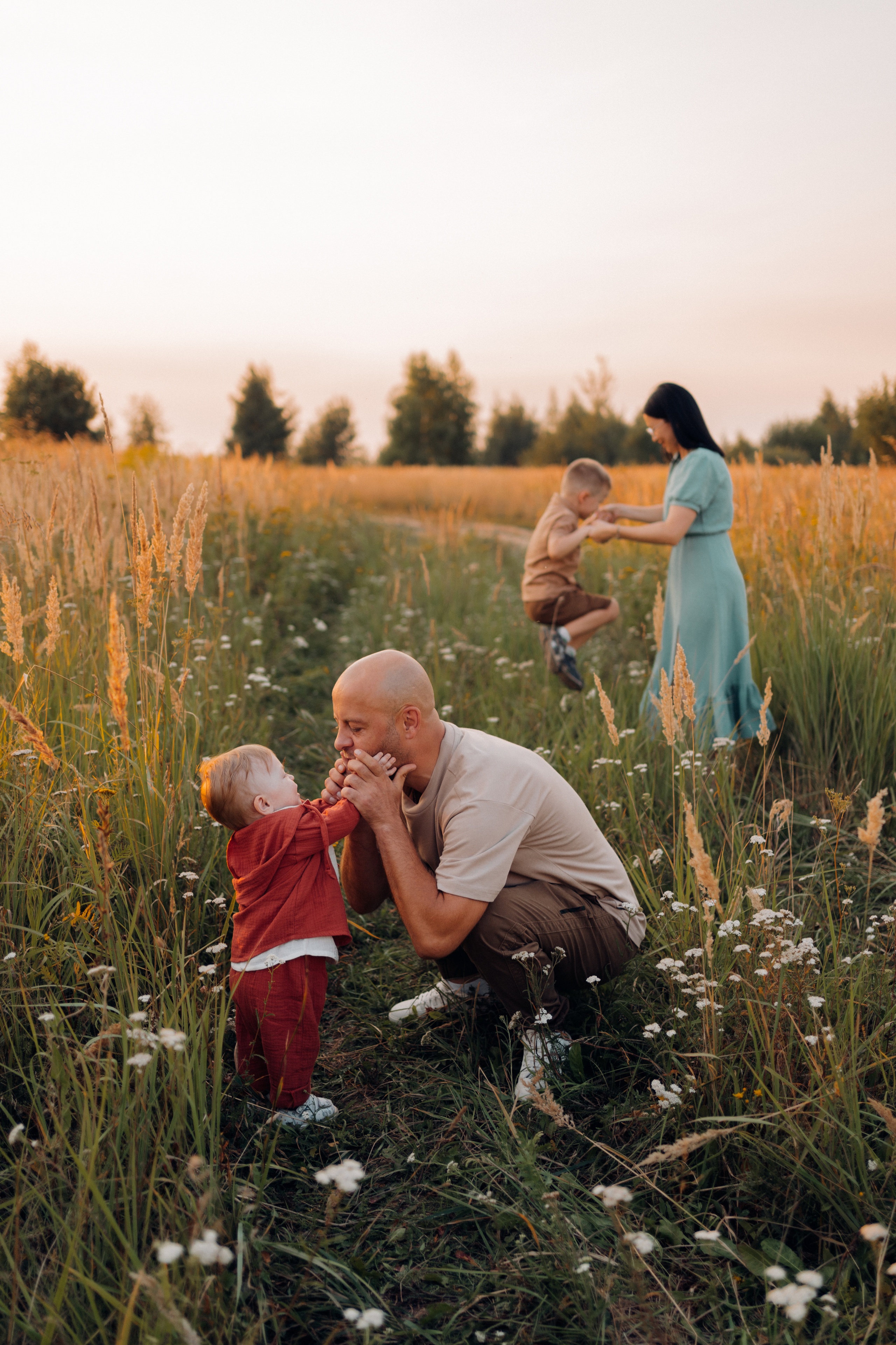 Фотопрогулка с детьми в поле. Семейный фотограф в Москве и в Домодедово Екатерина Патракова