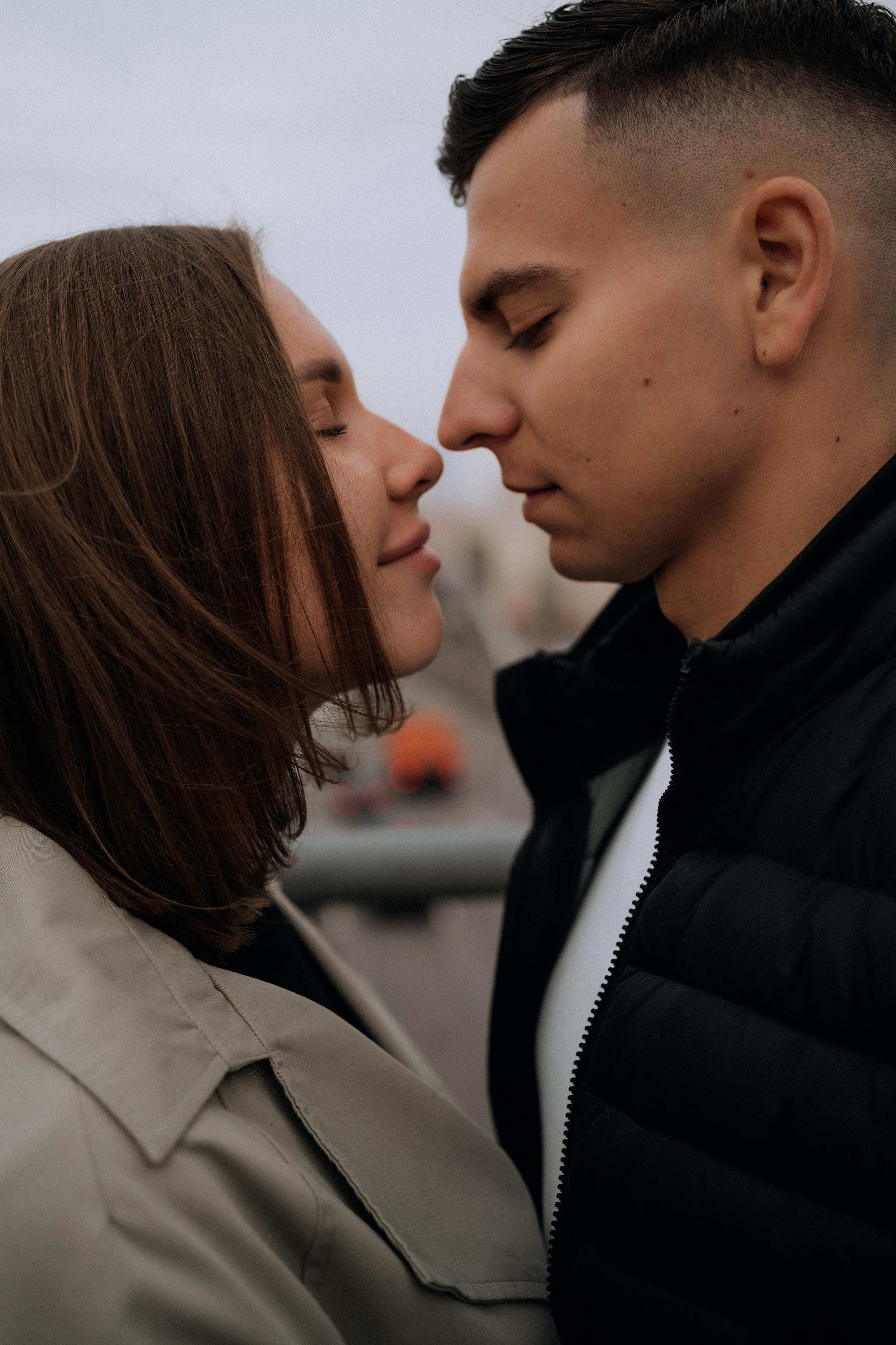 Прогулка влюбленные в городе на мосту. Семейный фотограф в Москве и в Домодедово Екатерина Патракова