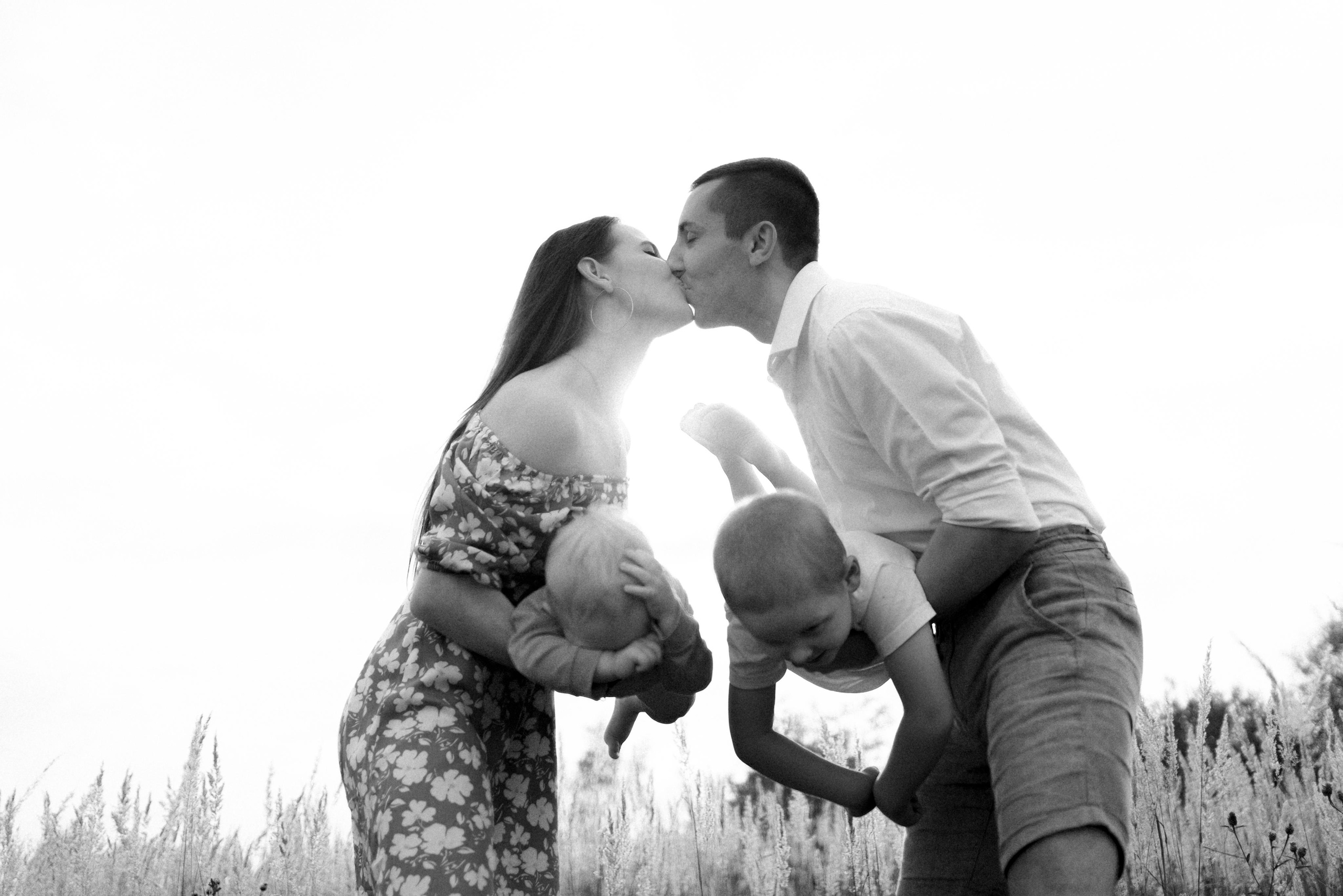 Семейная фотосессия в поле в воздушным змеем. Семейный фотограф в Москве и в Домодедово Екатерина Патракова