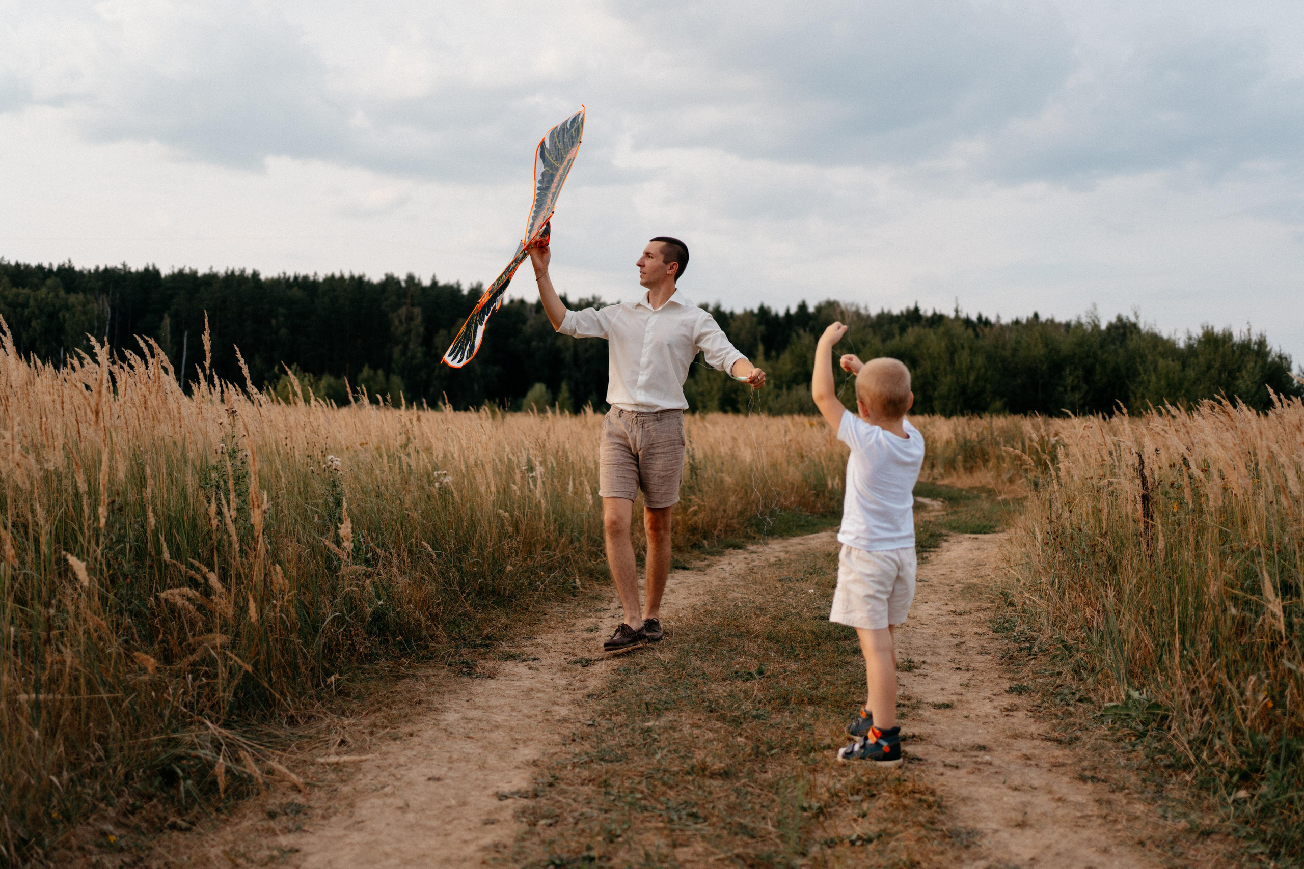 Семейная фотосессия в поле в воздушным змеем. Семейный фотограф в Москве и в Домодедово Екатерина Патракова