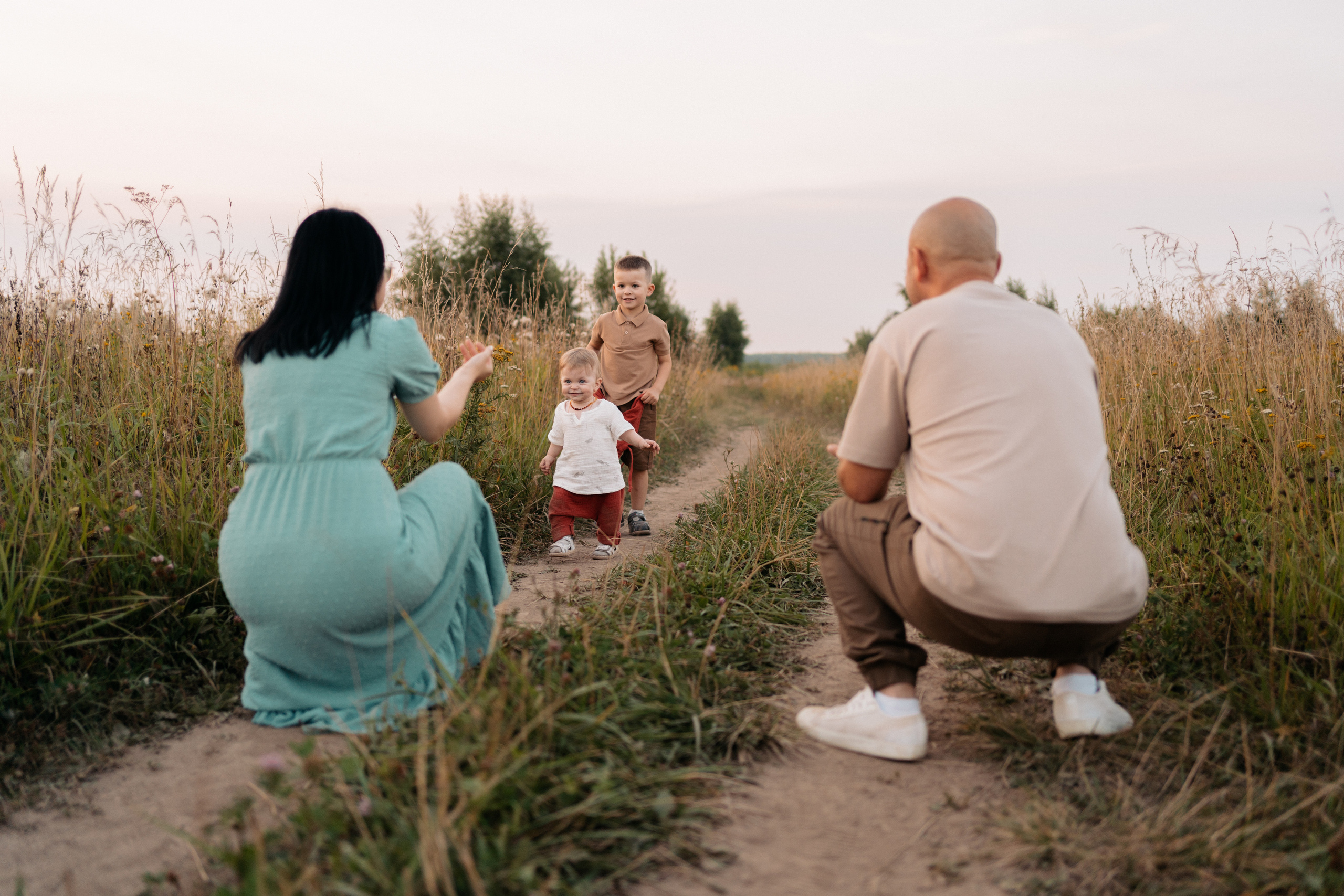 Фотопрогулка с детьми в поле. Семейный фотограф в Москве и в Домодедово Екатерина Патракова