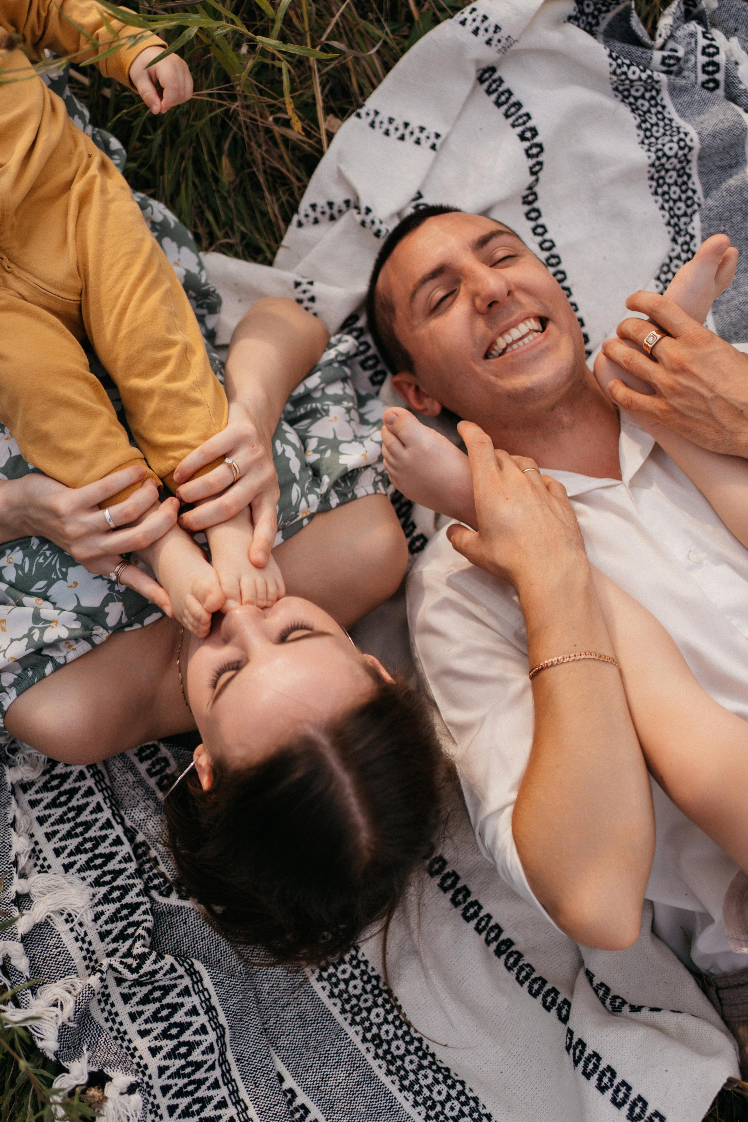 Семейная фотосессия в поле в воздушным змеем. Семейный фотограф в Москве и в Домодедово Екатерина Патракова