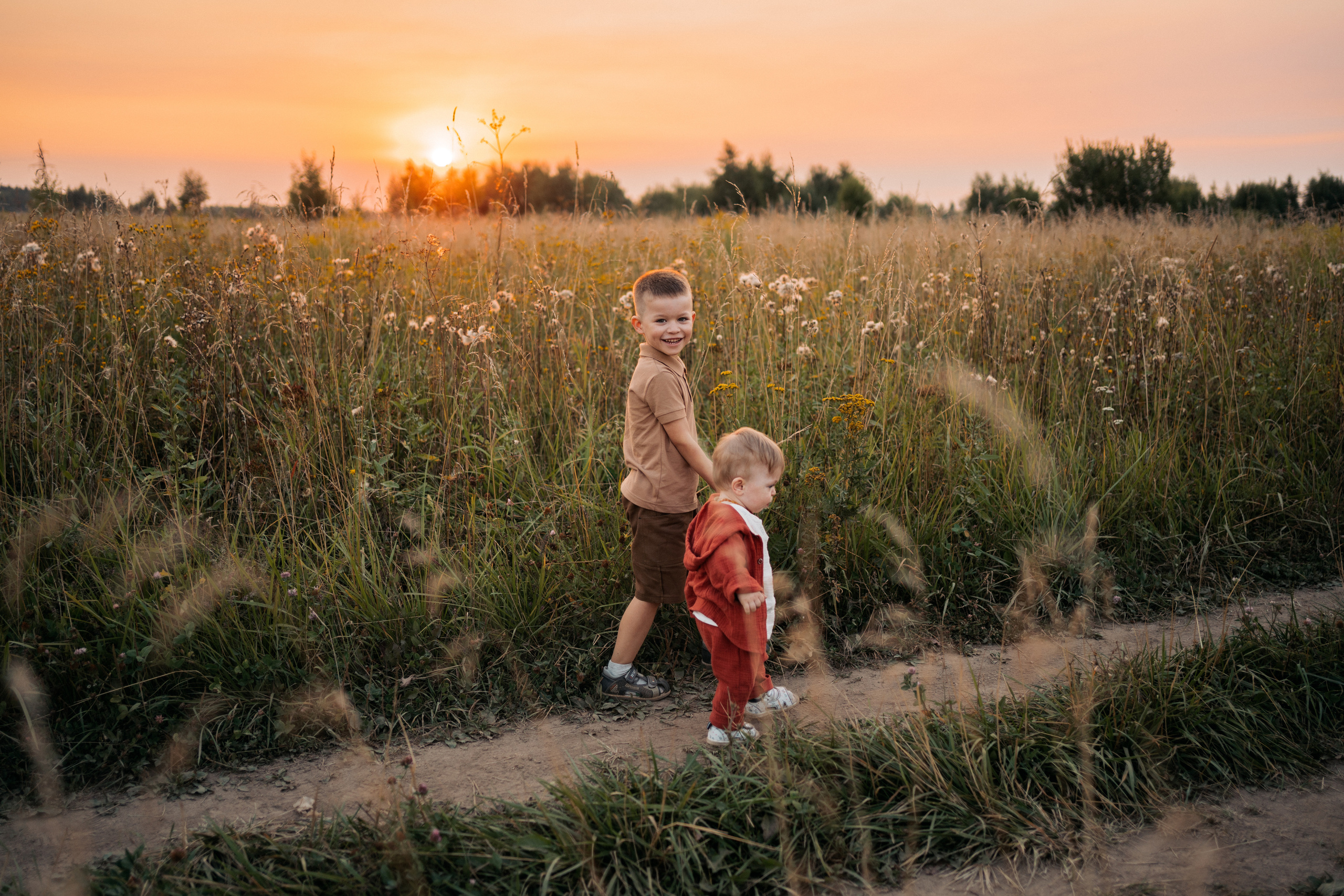 Фотопрогулка с детьми в поле. Семейный фотограф в Москве и в Домодедово Екатерина Патракова