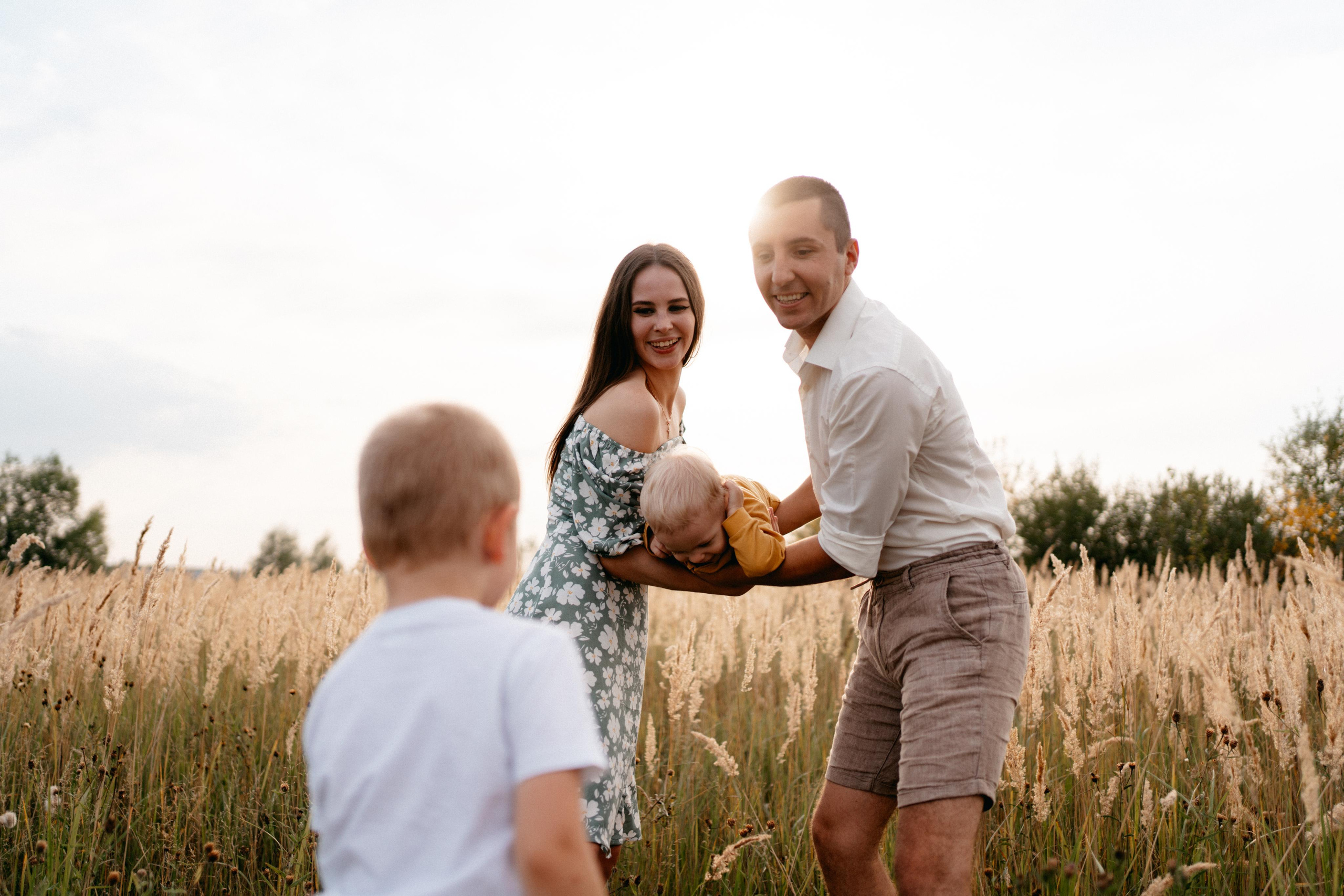 Семейная фотосессия в поле в воздушным змеем. Семейный фотограф в Москве и в Домодедово Екатерина Патракова