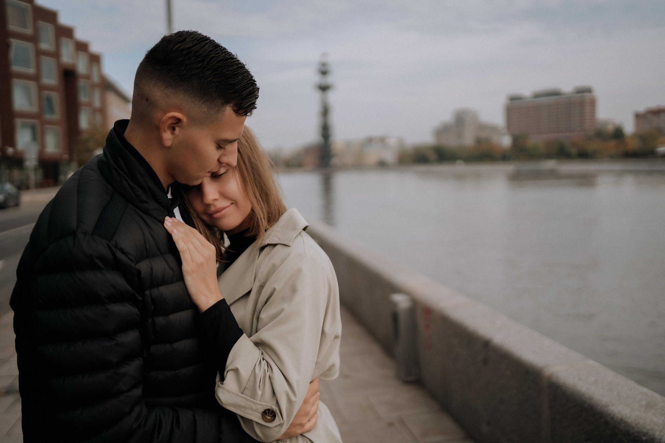 Прогулка влюбленные в городе на мосту. Семейный фотограф в Москве и в Домодедово Екатерина Патракова