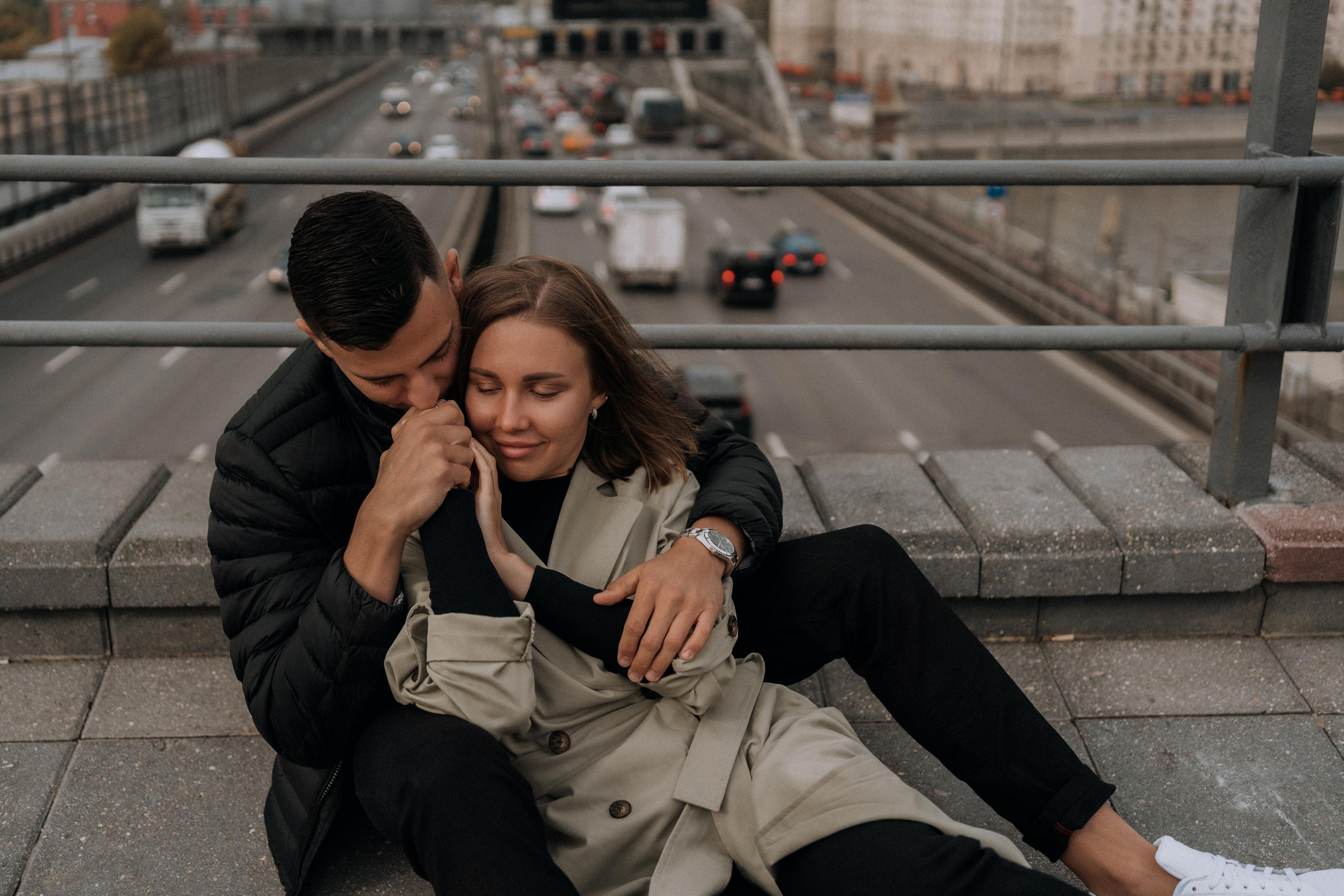 Прогулка влюбленные в городе на мосту. Семейный фотограф в Москве и в Домодедово Екатерина Патракова