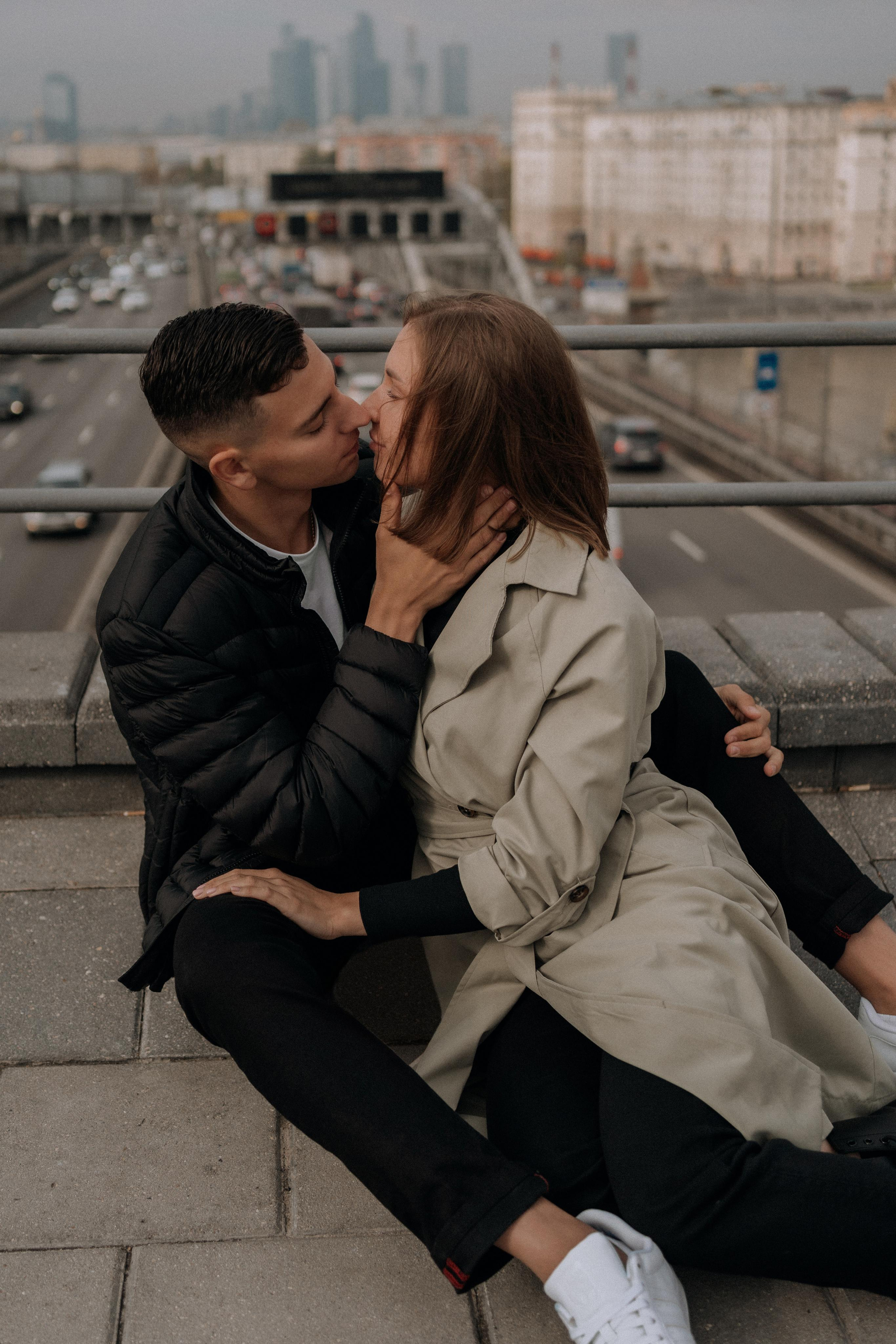 Прогулка влюбленные в городе на мосту. Семейный фотограф в Москве и в Домодедово Екатерина Патракова