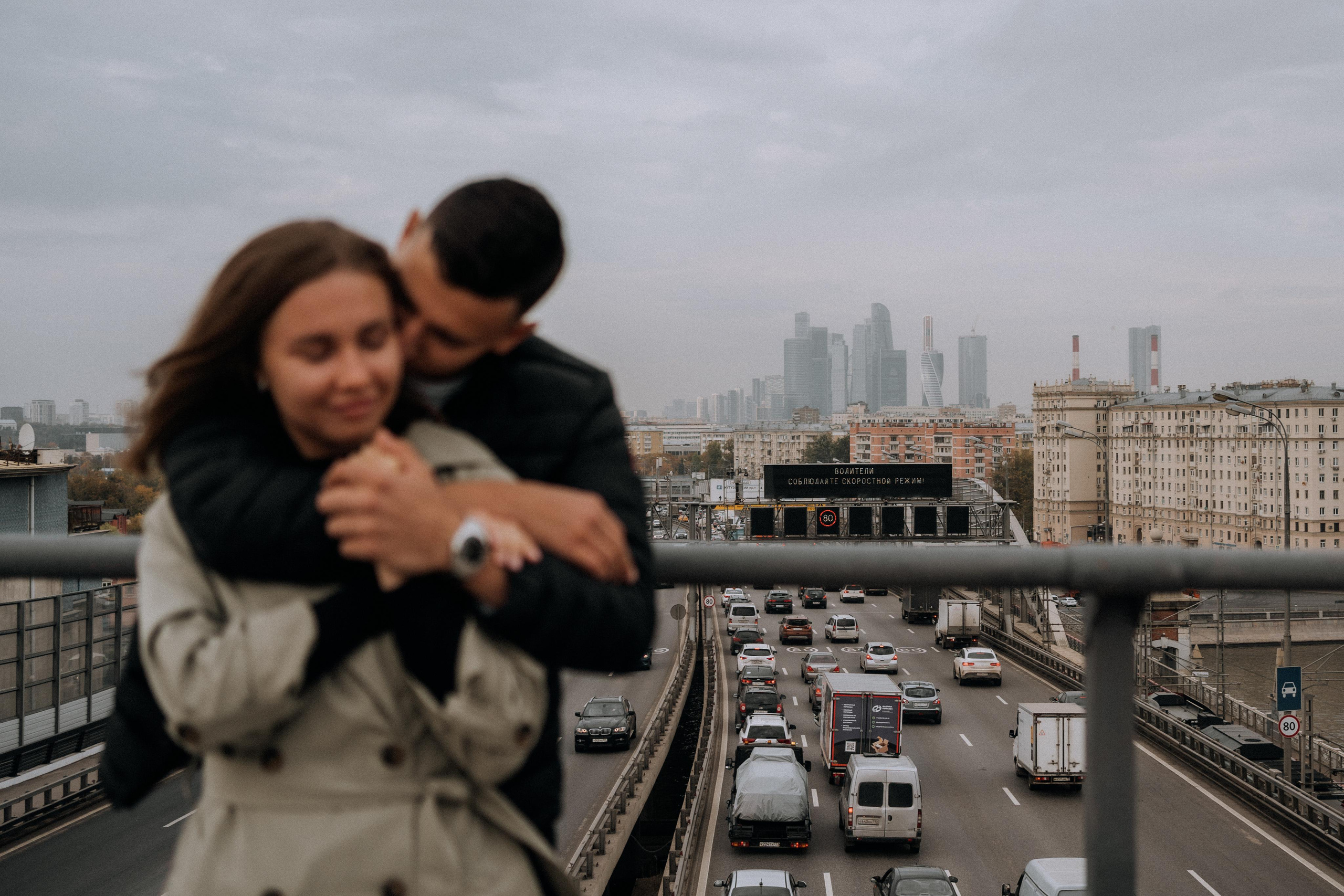 Прогулка влюбленные в городе на мосту. Семейный фотограф в Москве и в Домодедово Екатерина Патракова