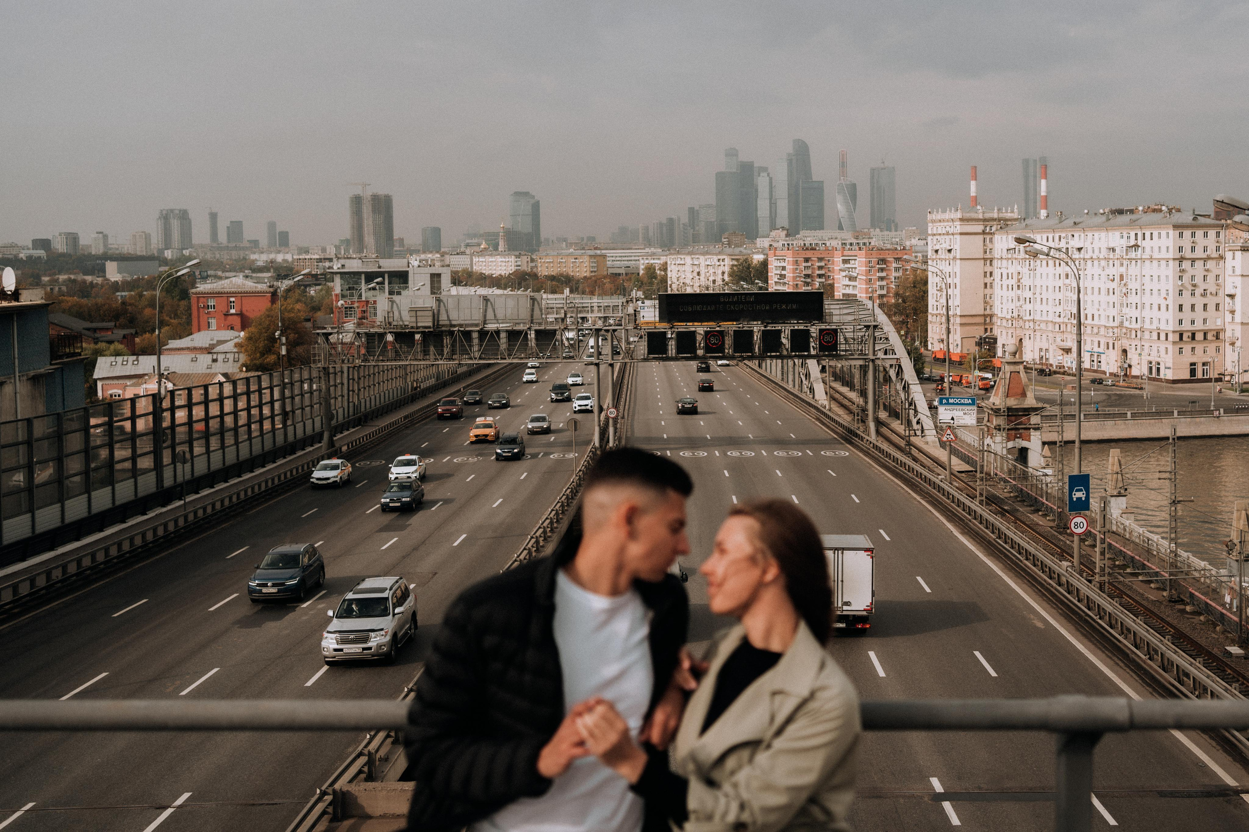 Прогулка влюбленные в городе на мосту. Семейный фотограф в Москве и в Домодедово Екатерина Патракова