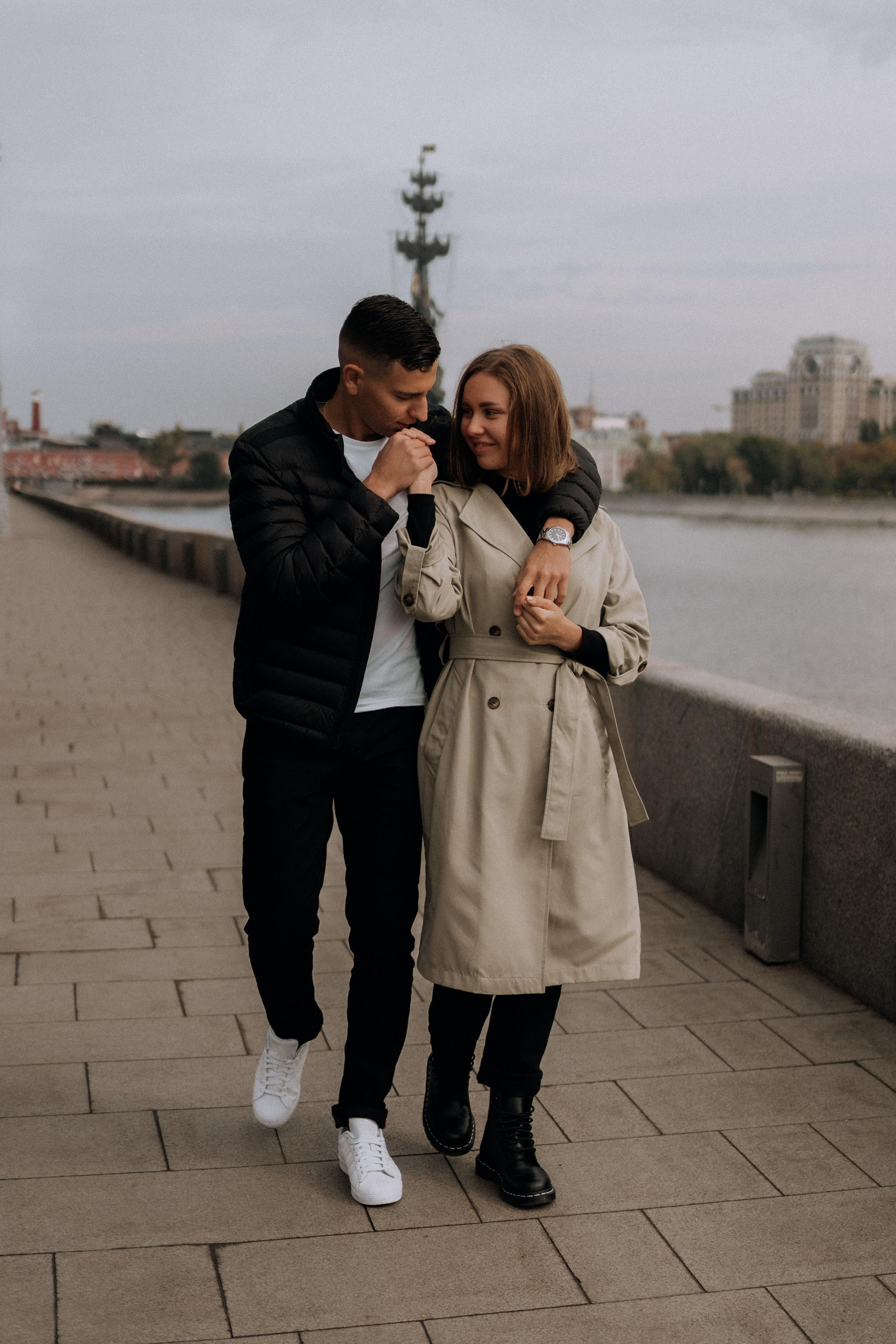 Прогулка влюбленные в городе на мосту. Семейный фотограф в Москве и в Домодедово Екатерина Патракова