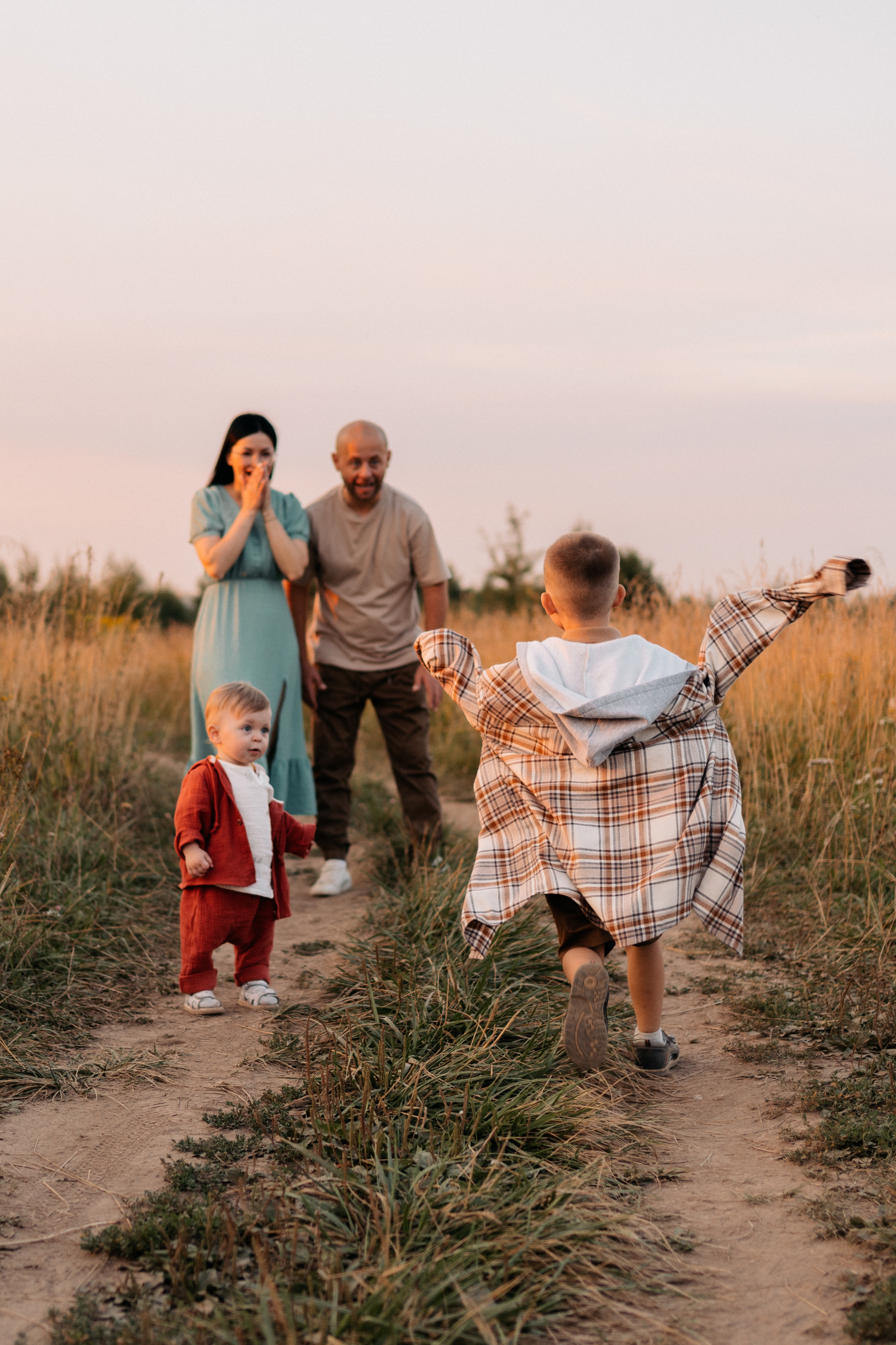 Фотопрогулка с детьми в поле. Семейный фотограф в Москве и в Домодедово Екатерина Патракова