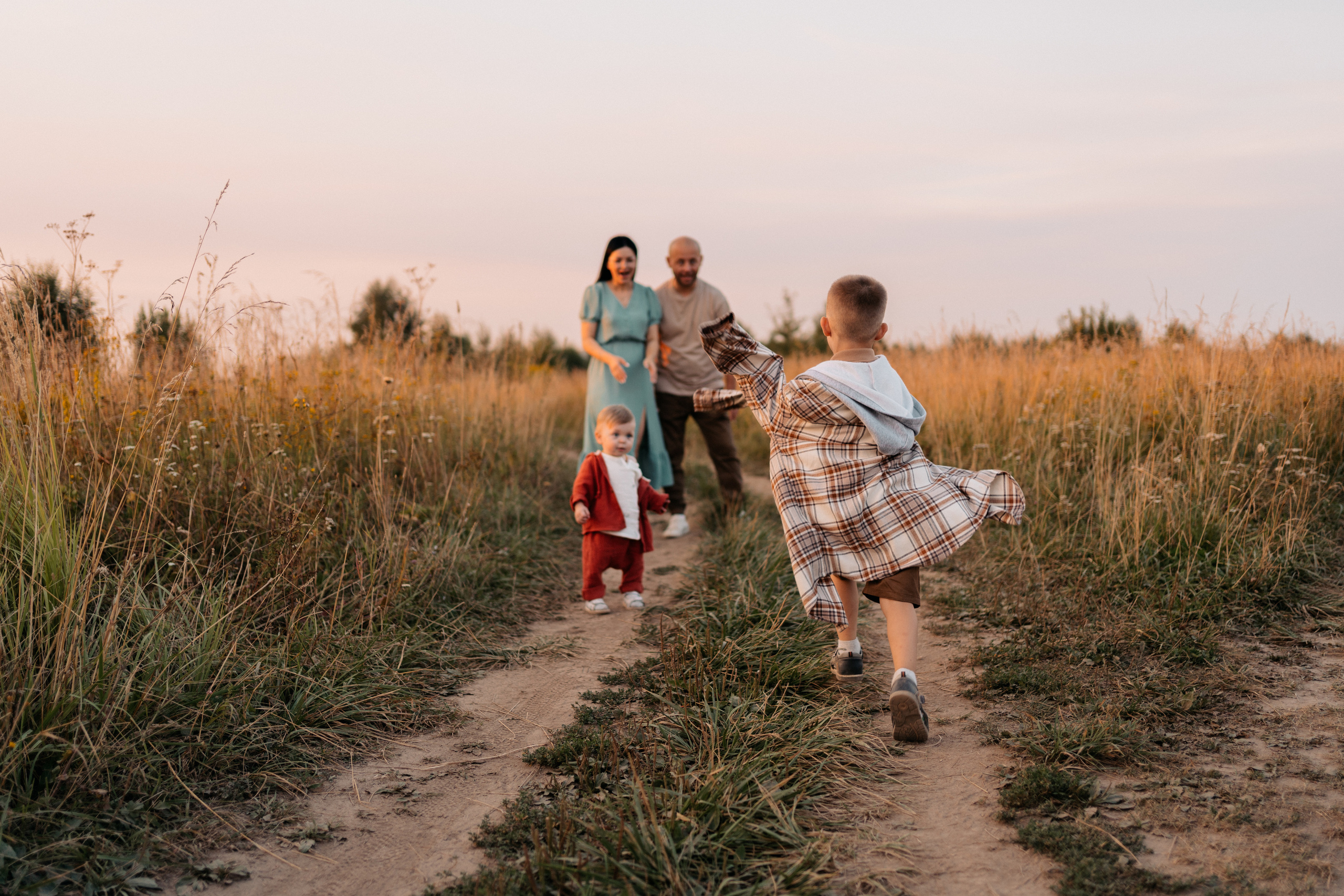 Фотопрогулка с детьми в поле. Семейный фотограф в Москве и в Домодедово Екатерина Патракова
