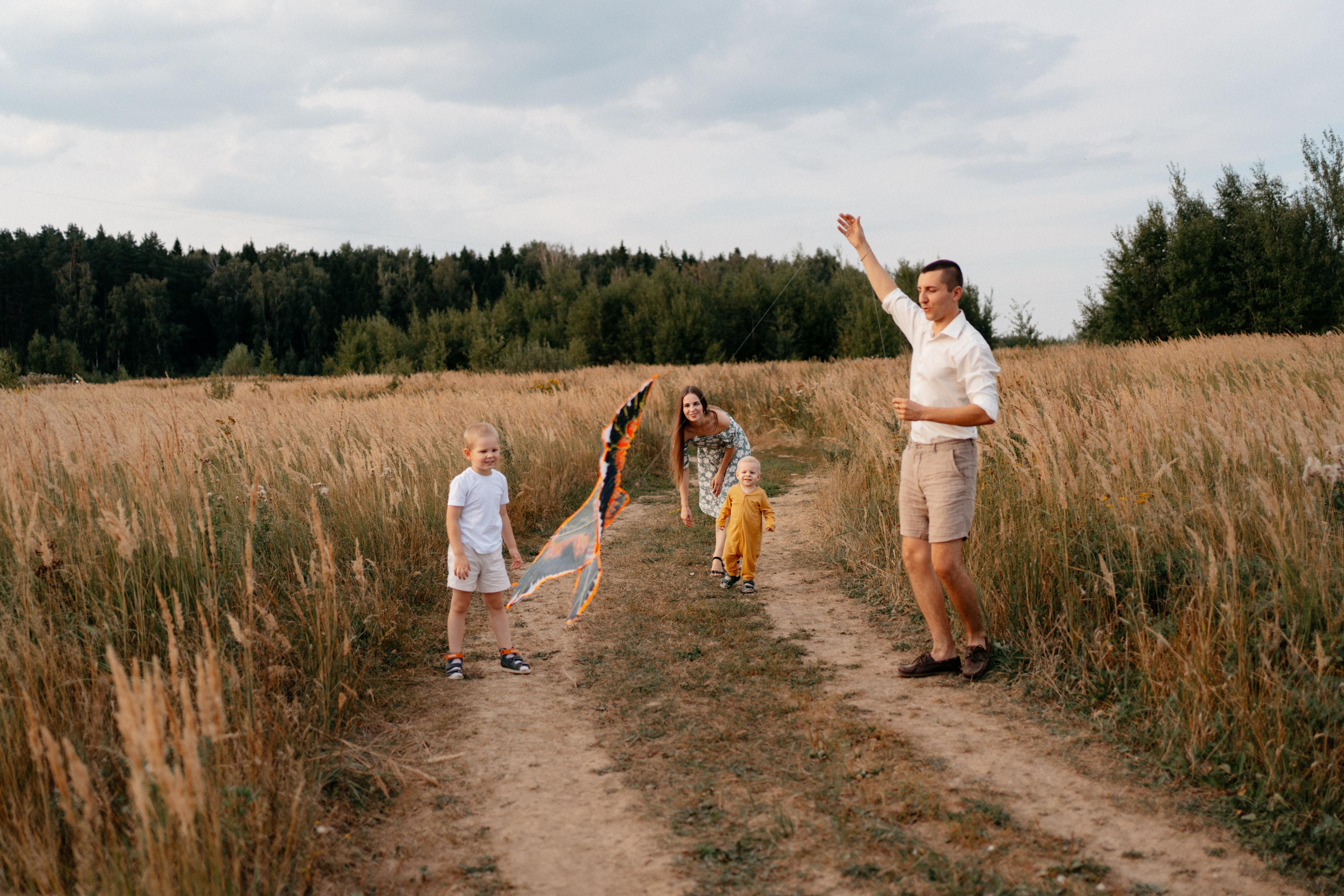 Семейная фотосессия в поле в воздушным змеем. Семейный фотограф в Москве и в Домодедово Екатерина Патракова