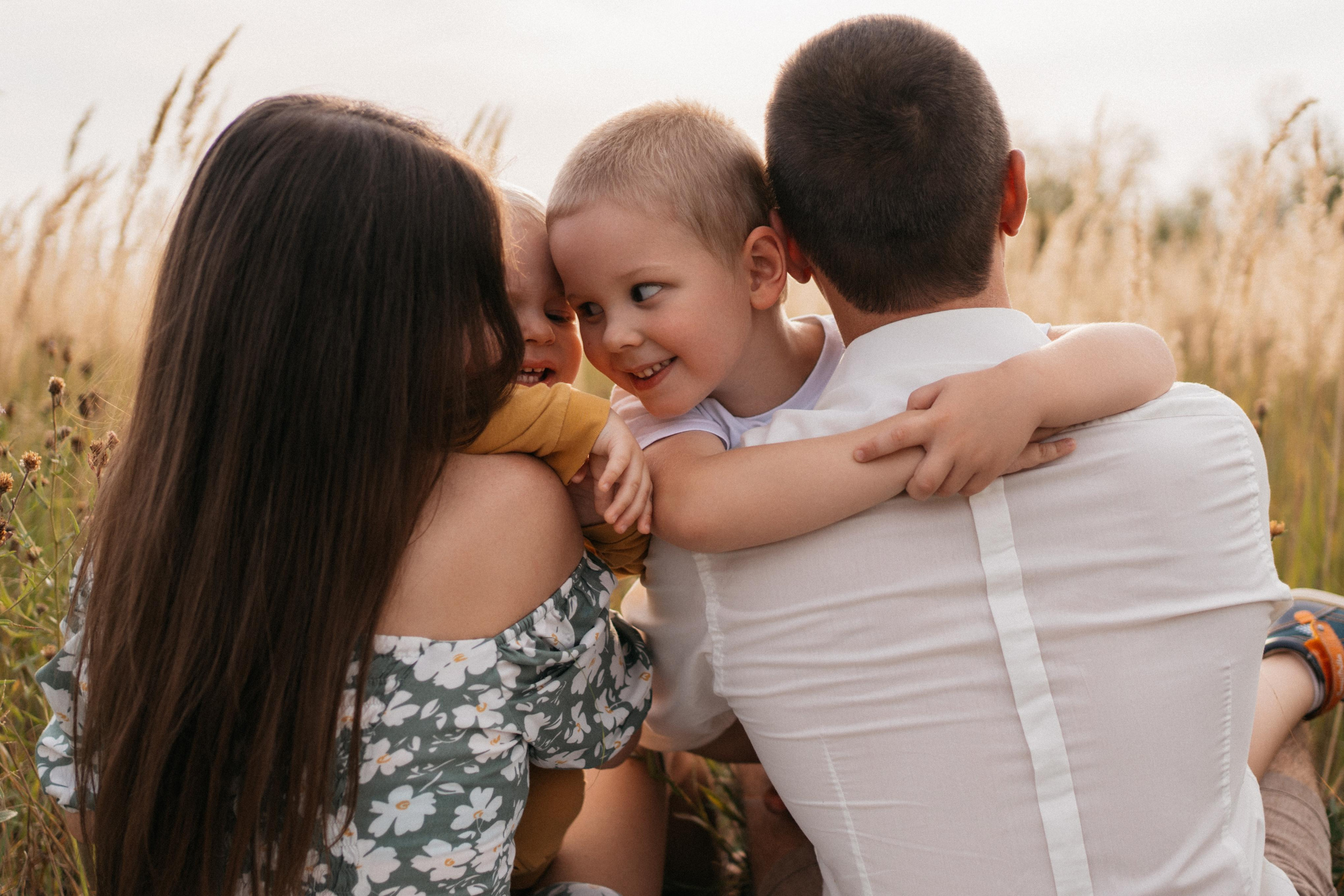 Семейная фотосессия в поле в воздушным змеем. Семейный фотограф в Москве и в Домодедово Екатерина Патракова