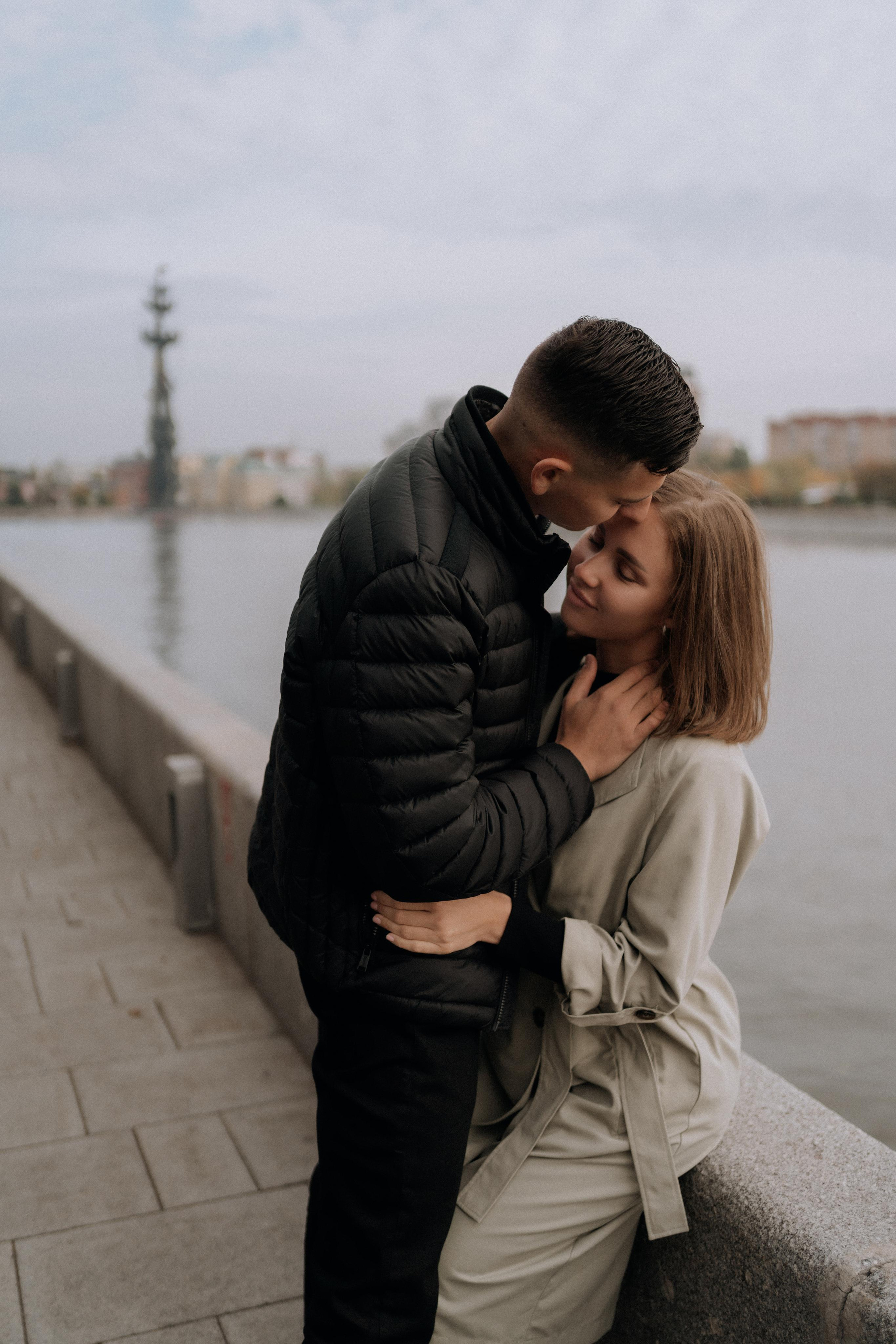 Прогулка влюбленные в городе на мосту. Семейный фотограф в Москве и в Домодедово Екатерина Патракова