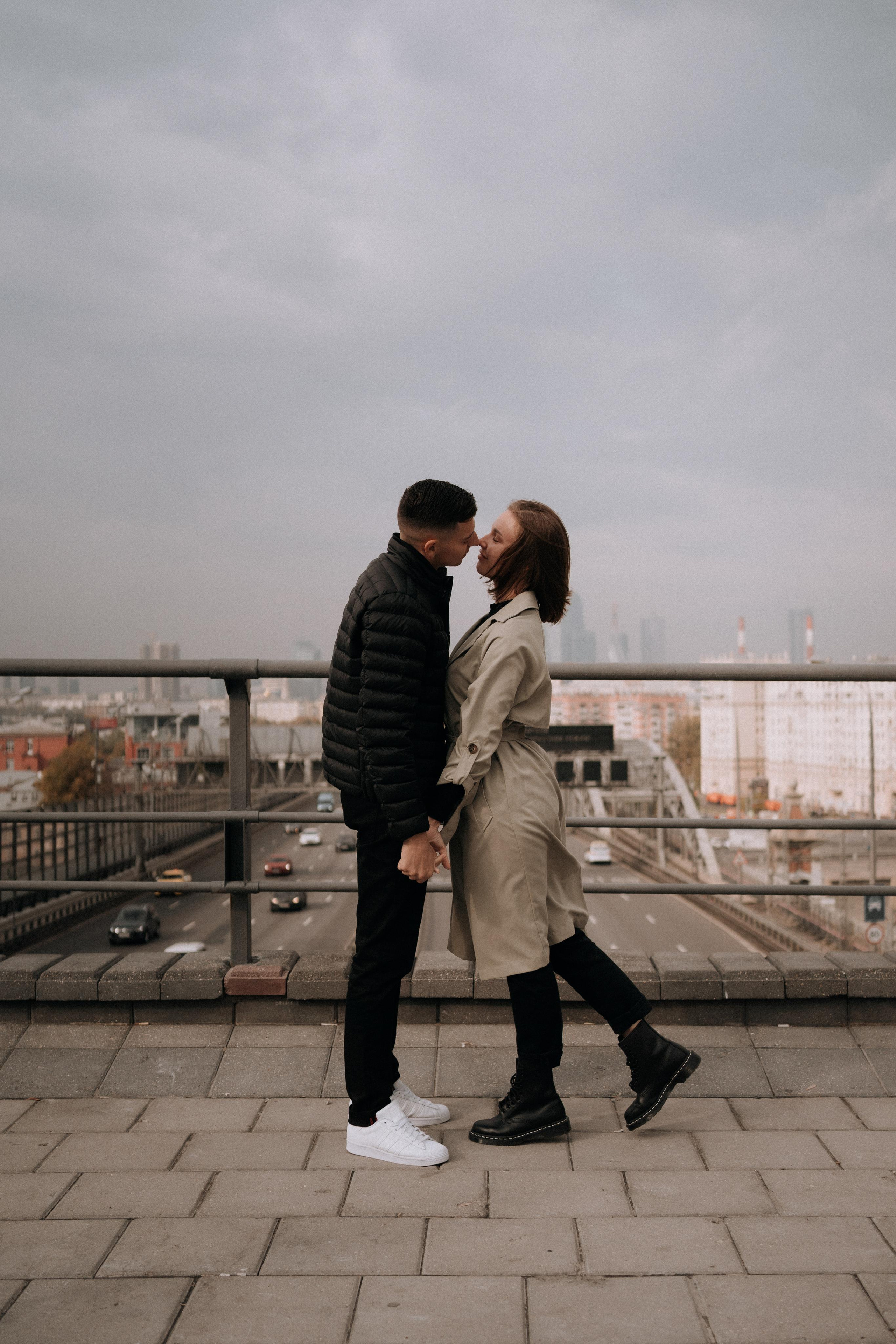 Прогулка влюбленные в городе на мосту. Семейный фотограф в Москве и в Домодедово Екатерина Патракова
