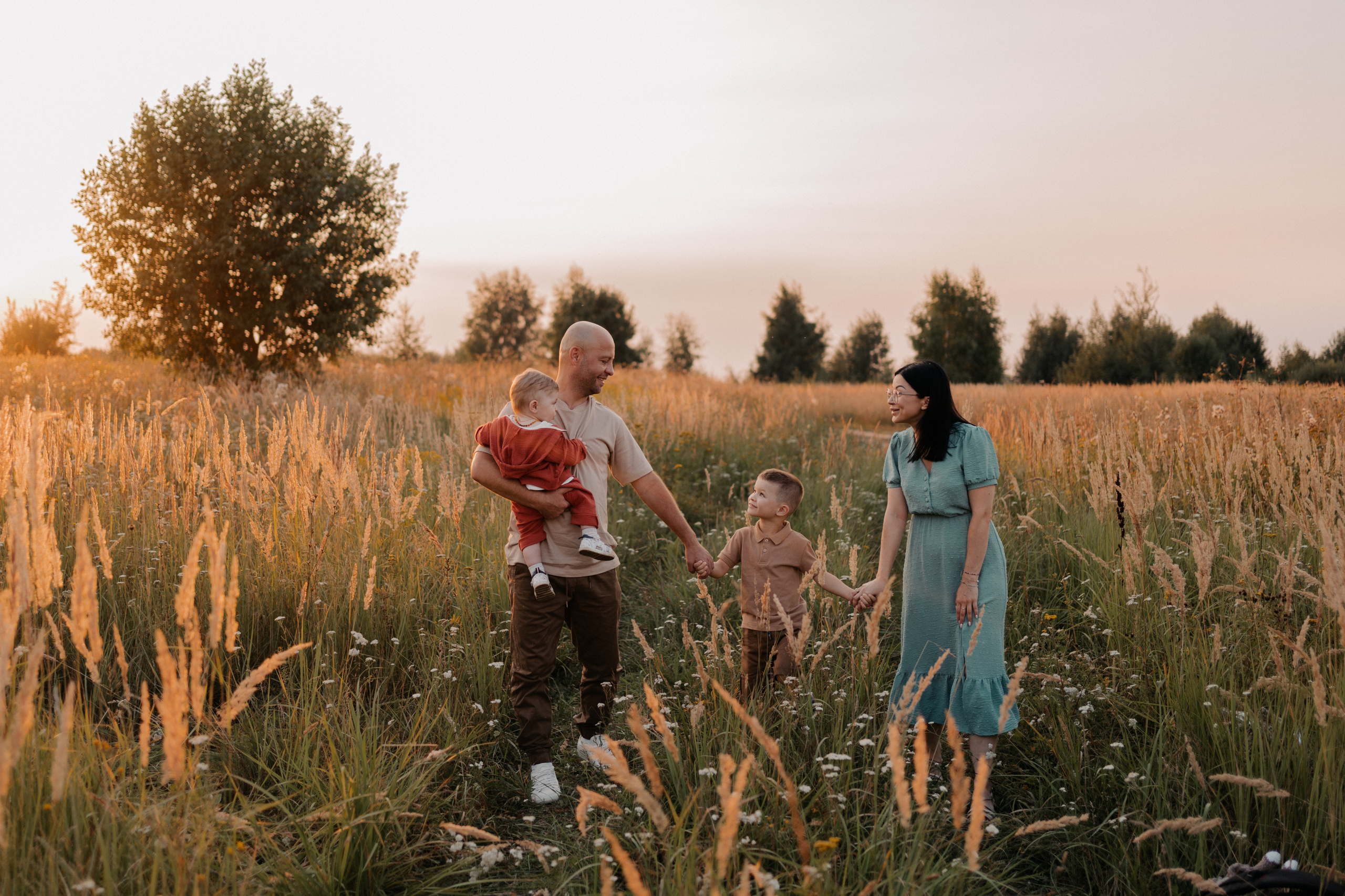 Фотопрогулка с детьми в поле. Семейный фотограф в Москве и в Домодедово Екатерина Патракова