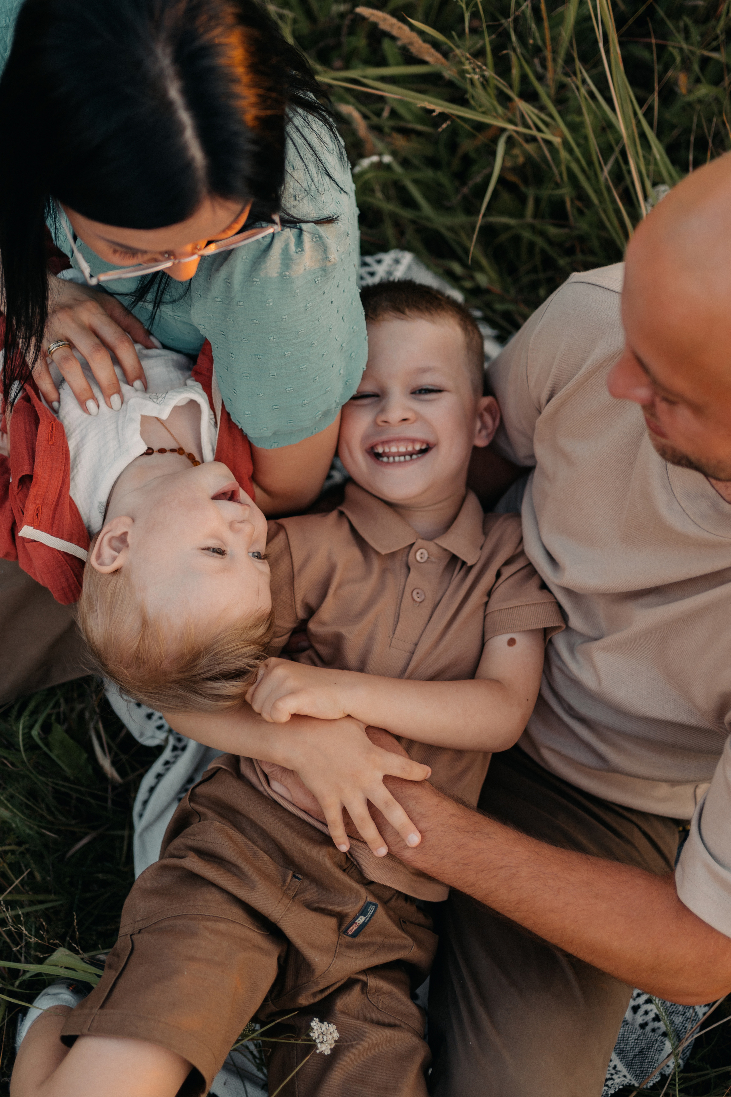 Фотопрогулка с детьми в поле. Семейный фотограф в Москве и в Домодедово Екатерина Патракова