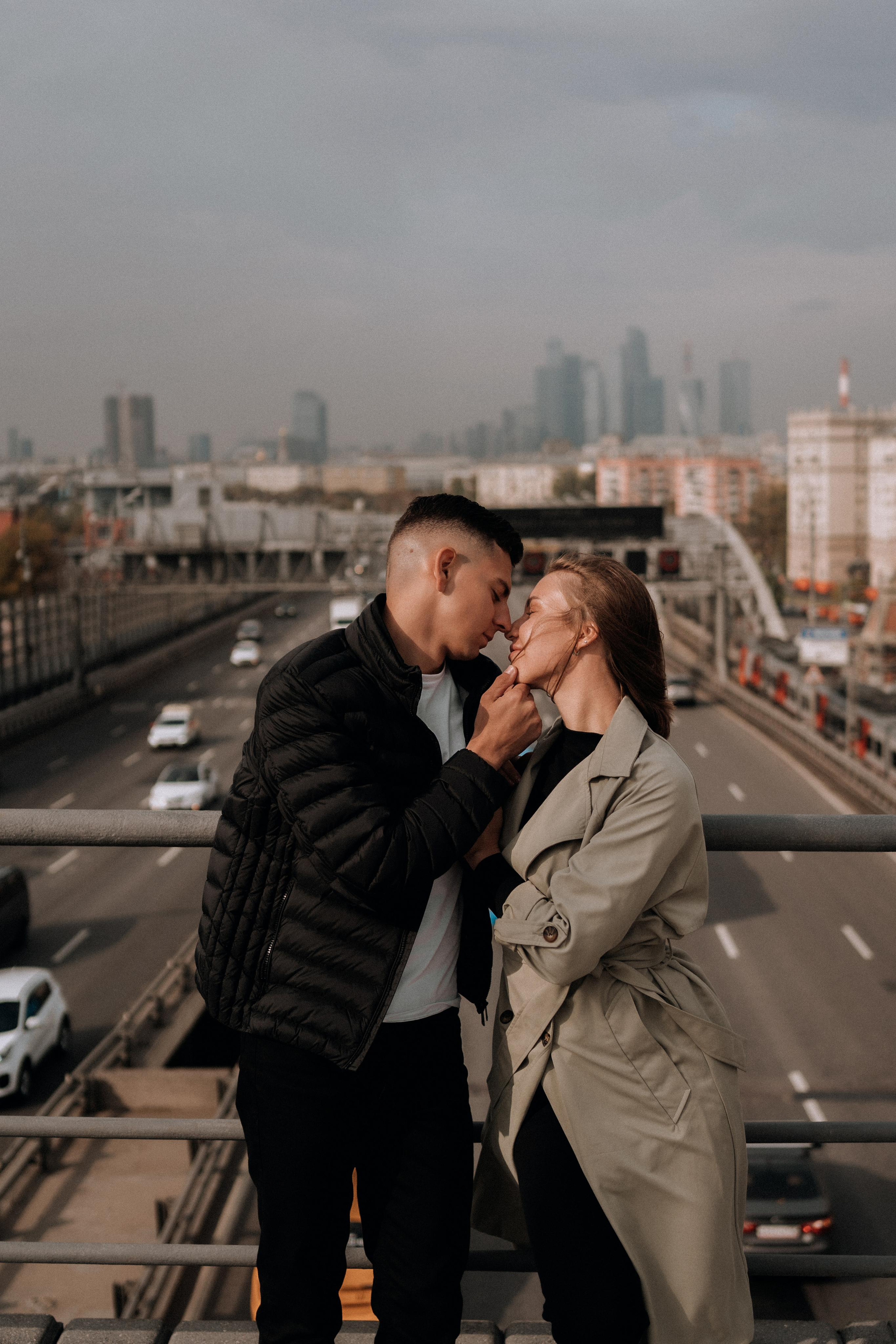 Прогулка влюбленные в городе на мосту. Семейный фотограф в Москве и в Домодедово Екатерина Патракова