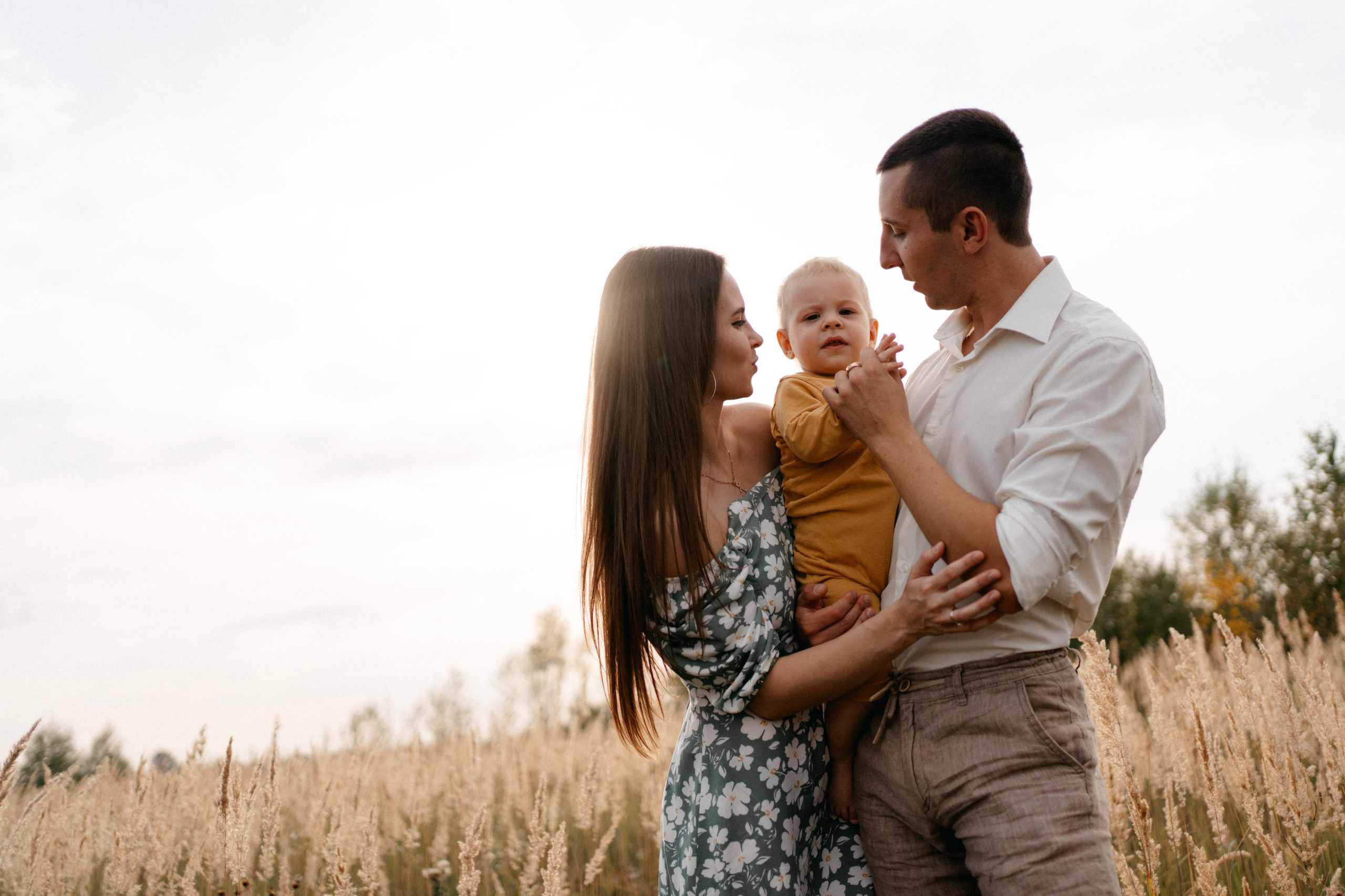 Семейная фотосессия в поле в воздушным змеем. Семейный фотограф в Москве и в Домодедово Екатерина Патракова