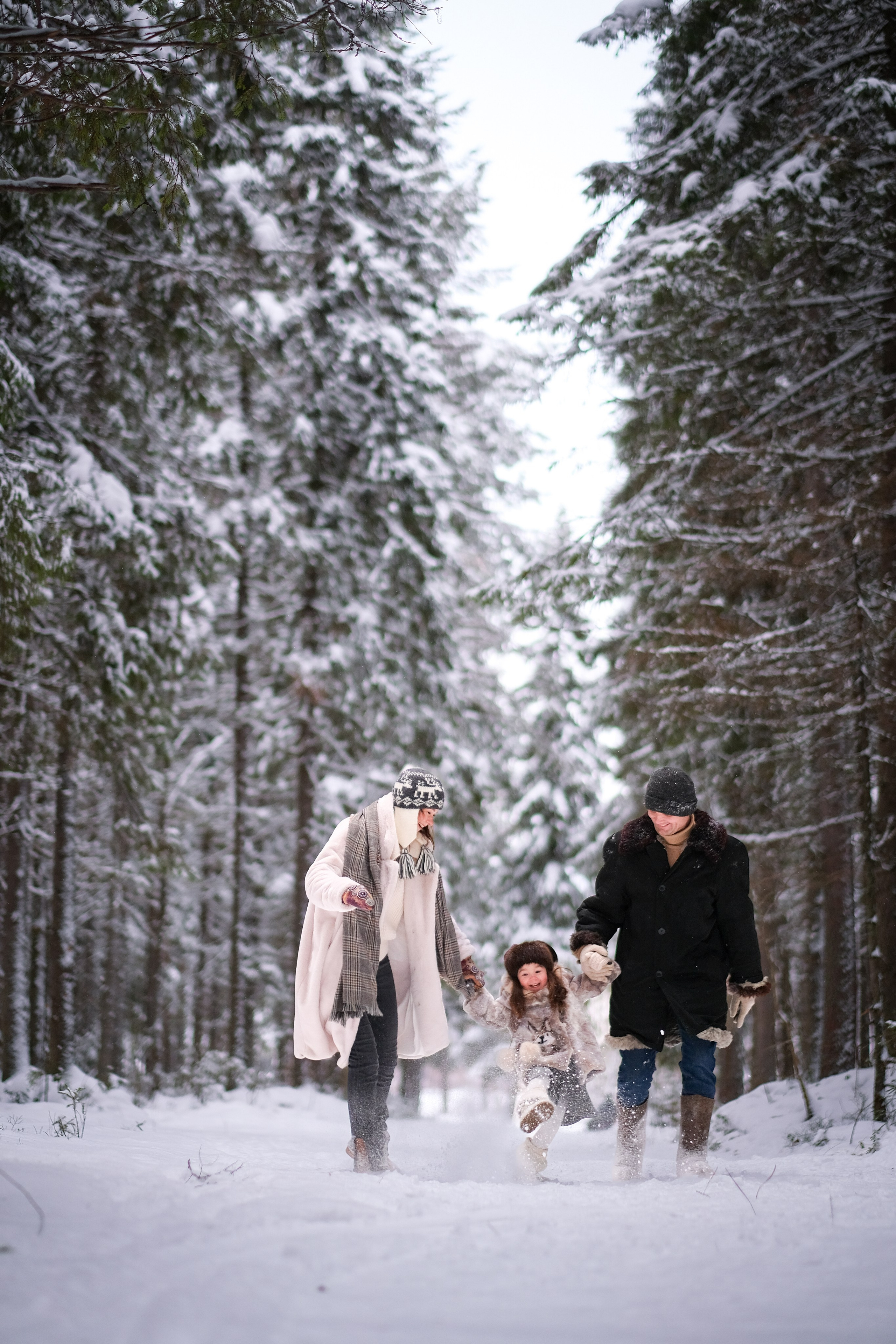 Семейная пара гуляет по лесу