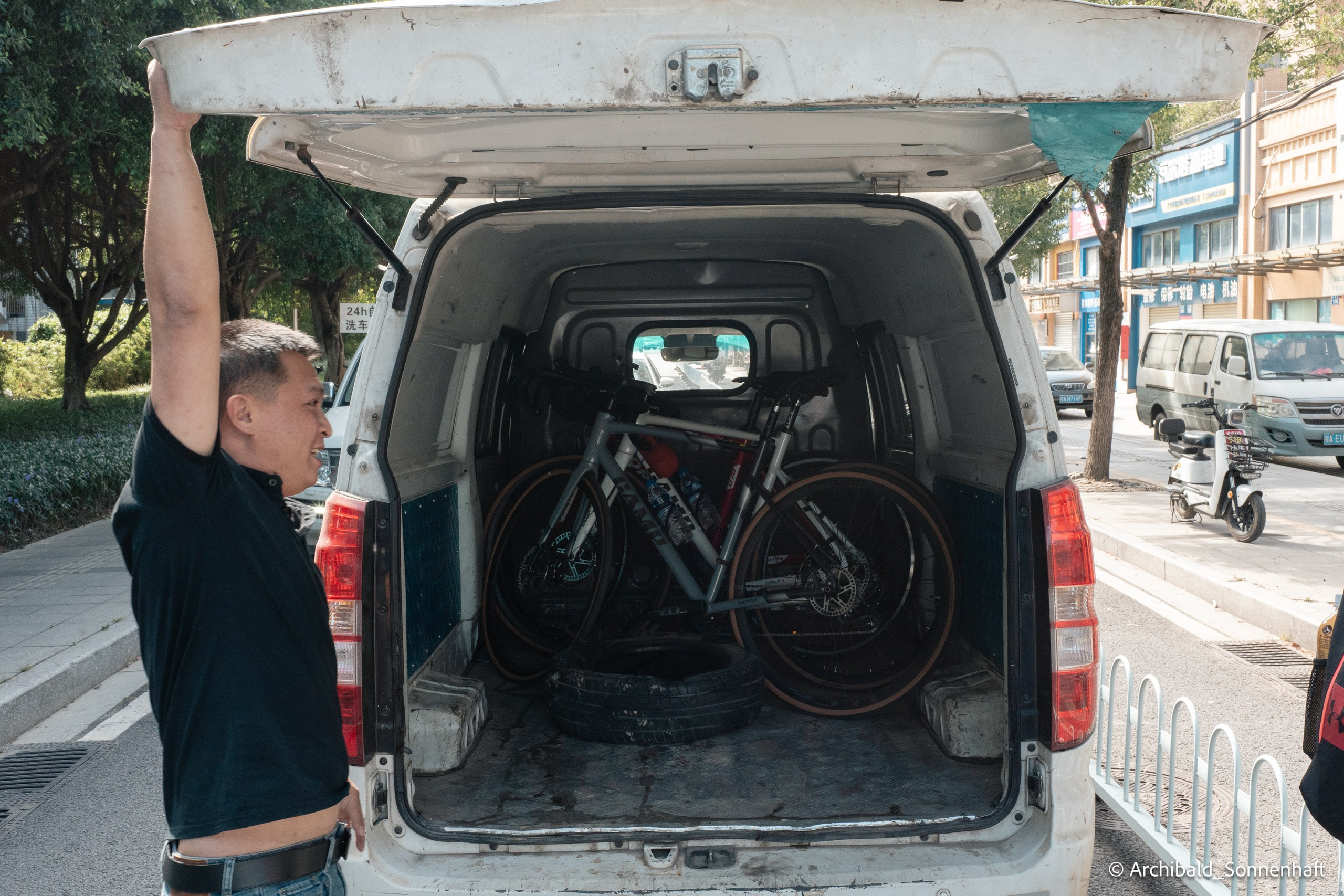 The first time on a road bike. Photographer in Guangzhou, China. Archibald Sonnenhaft