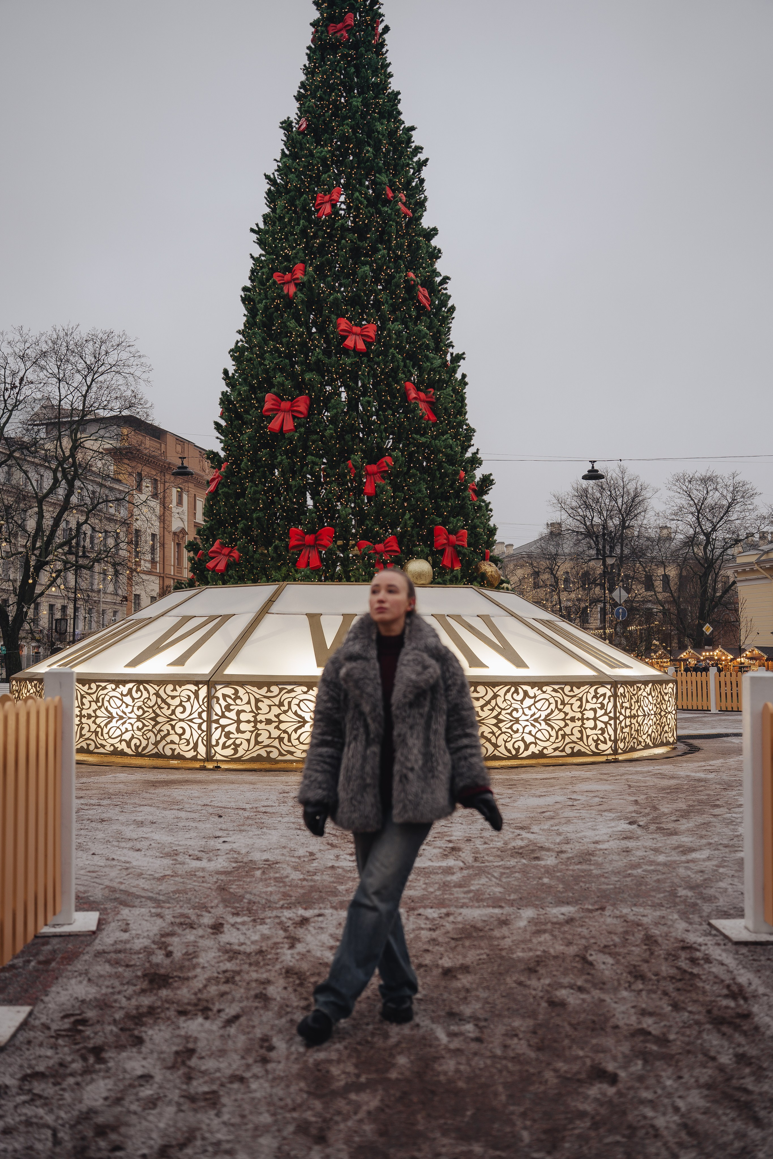 ПРОГУЛКА НА МАНЕЖНОЙ ПЛОЩАДИ ДЛЯ ДЕВУШКИ ПЕРЕД НОВЫМ ГОДОМ (НОВОГОДНЯЯ ФОТОСЕССИИЯ НА МАНЕЖНОЙ ПЛОЩАДИ). Профессиональный фотограф, Санкт-Петербург — Виктория Богомолова