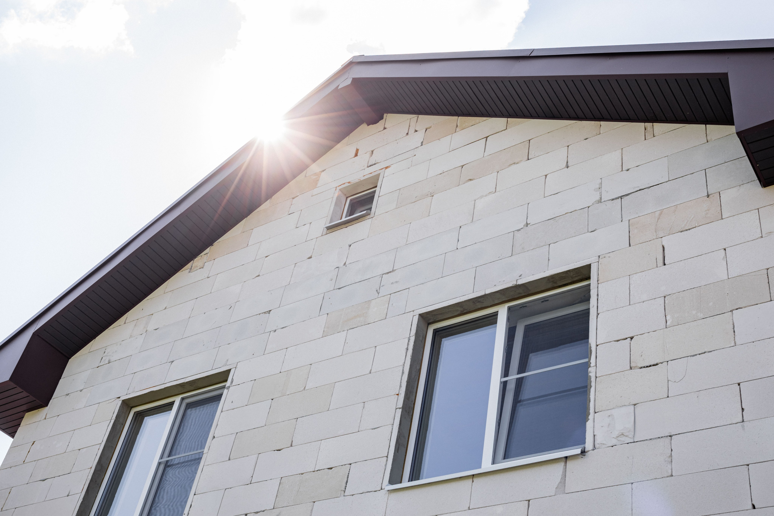 Готовый каркас дома с установленной кровлей и окнами.Чепелево