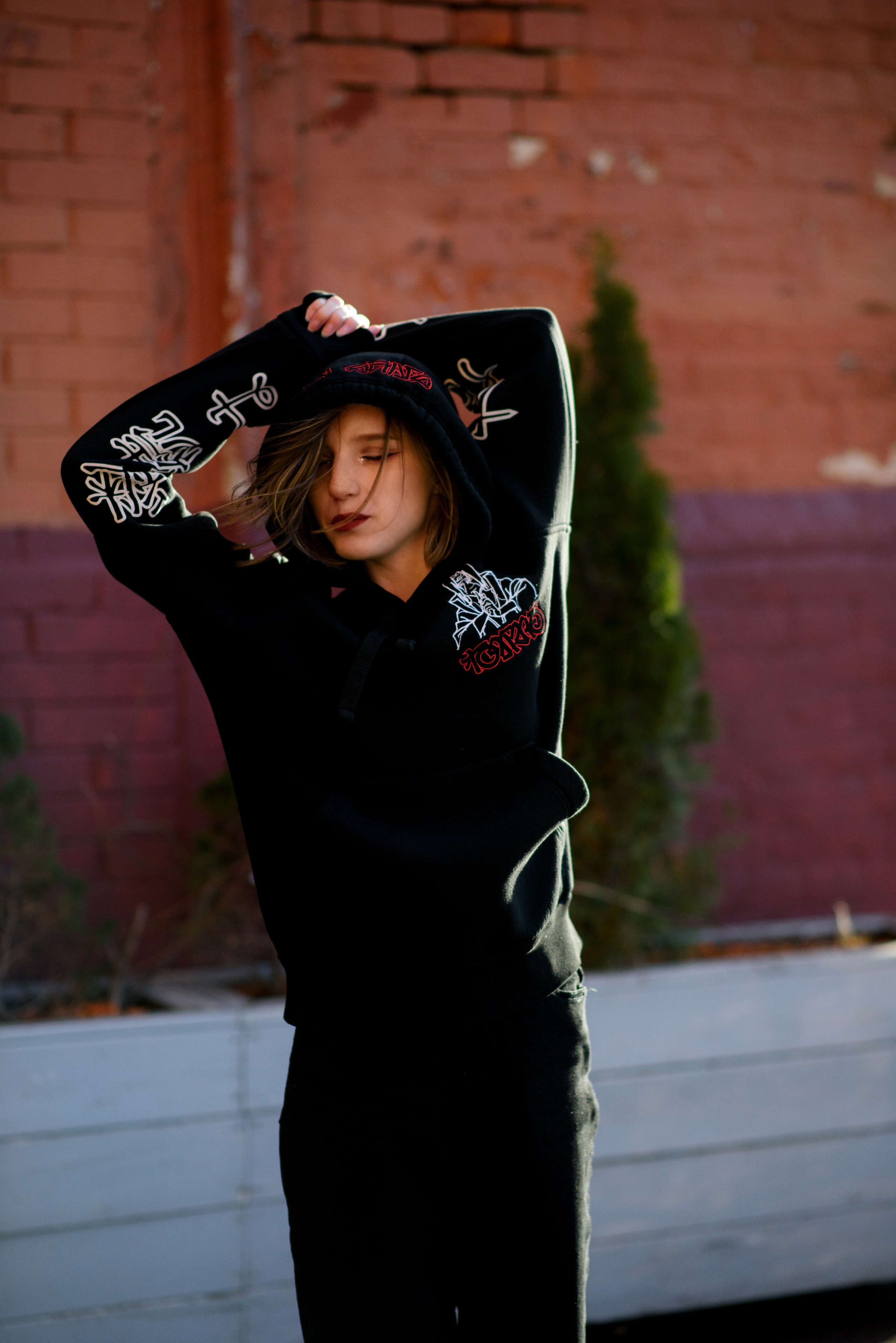 Фотосессия на 18тилетие на территории Красного октября в черной толстовке