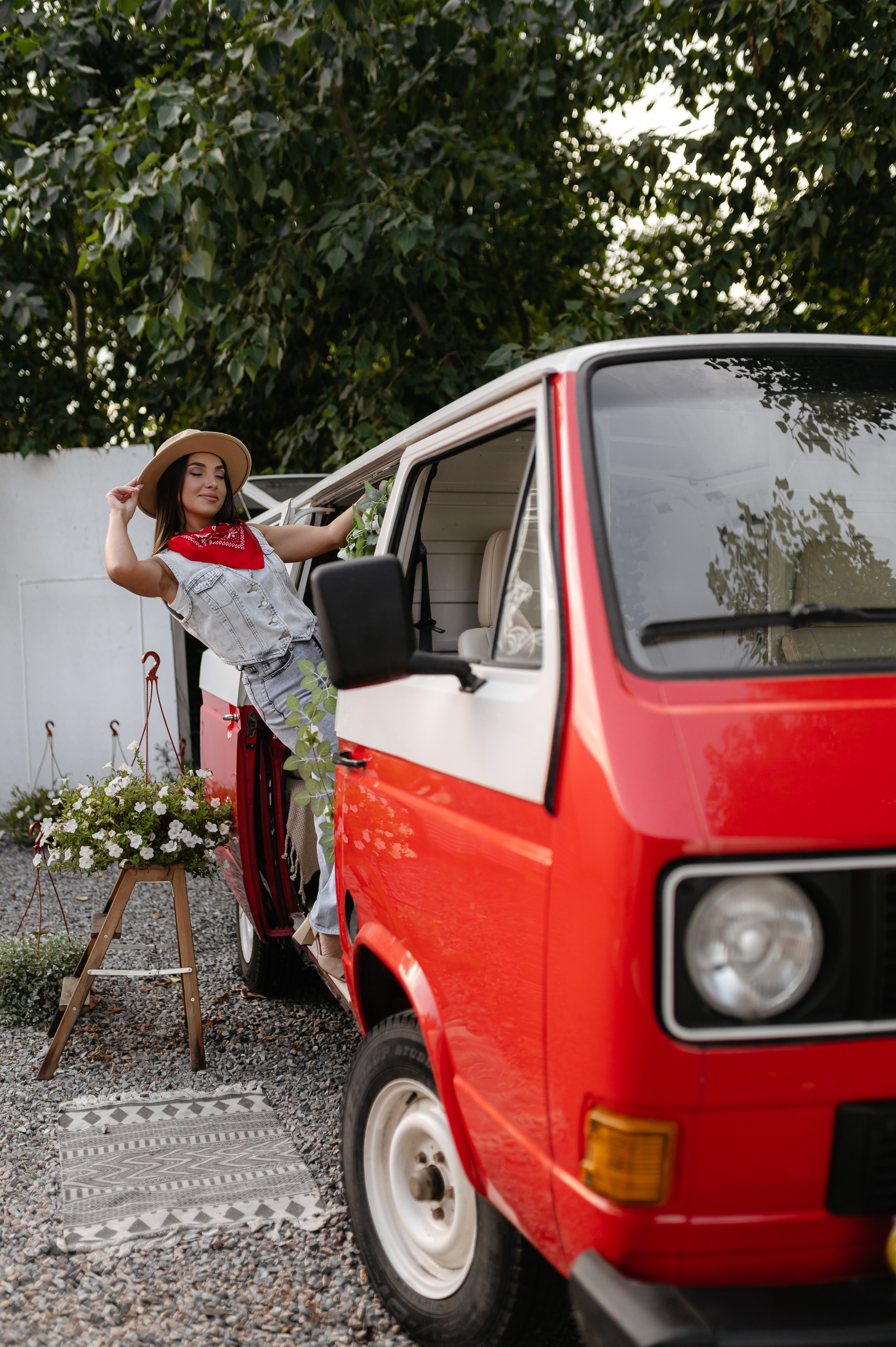 С красным минивэном. Главная