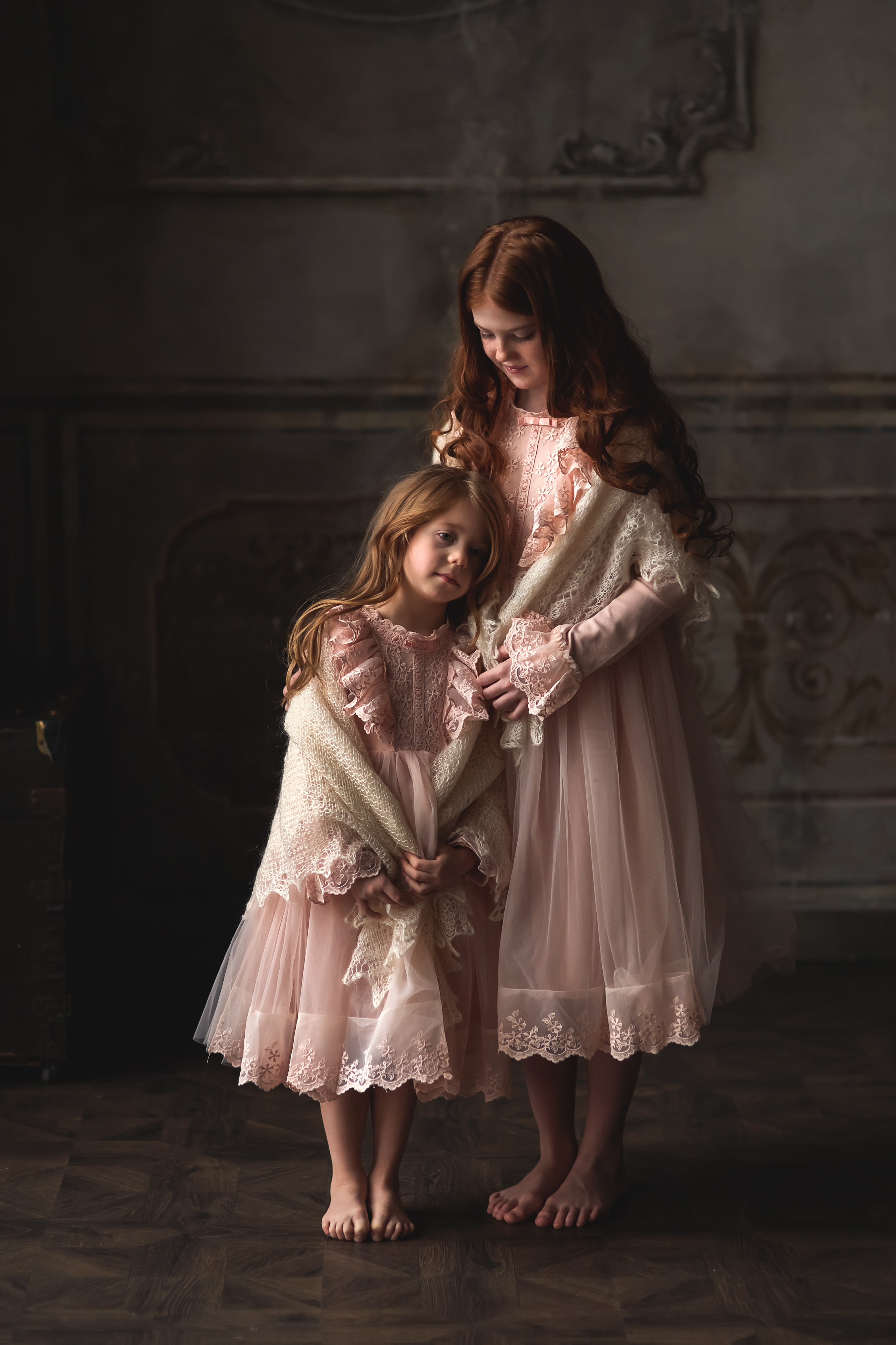 две сестренки в красивых нарядах