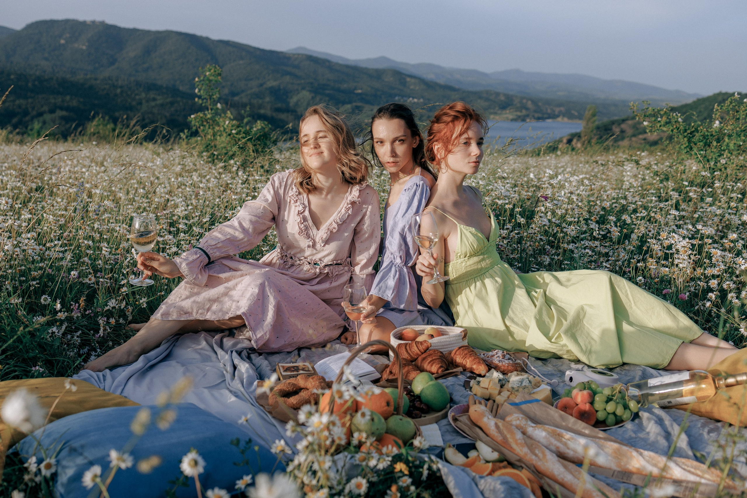 Picnic in the chamomile field in Georgia. Fedor Lemeshko — Destination Wedding and Family Lifestyle photographer