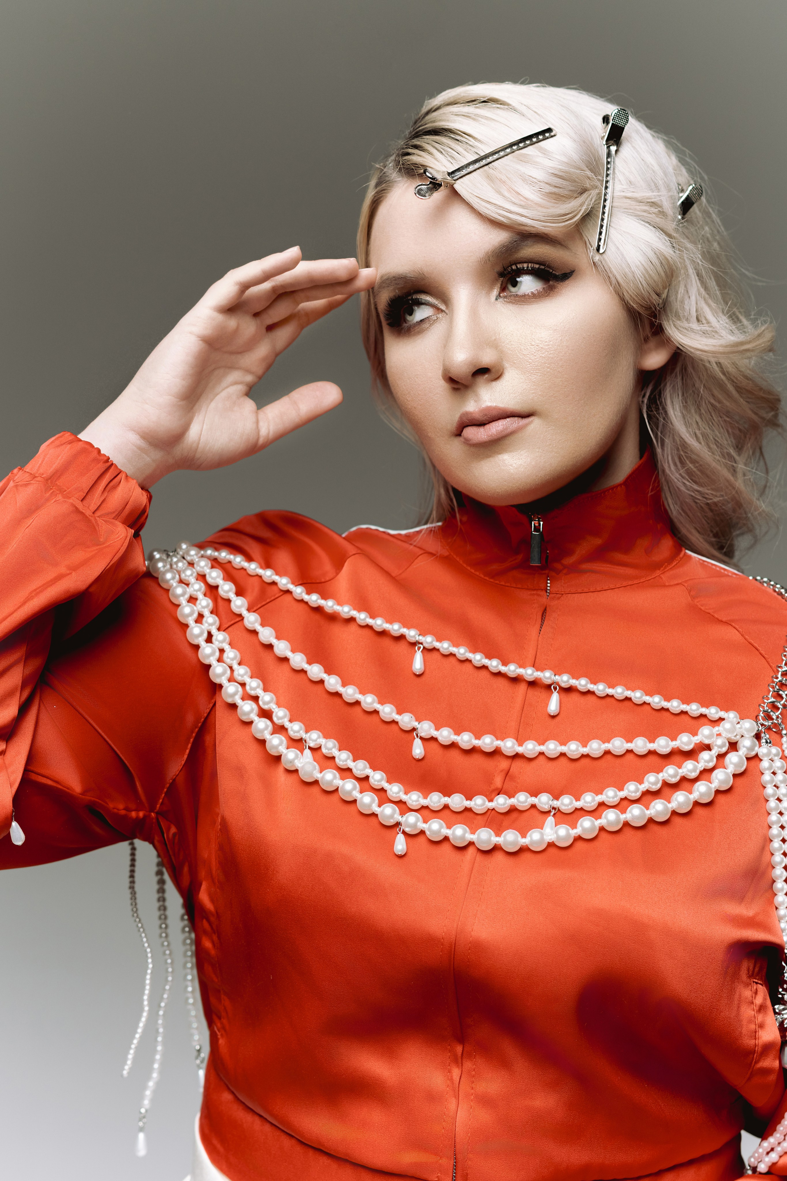 Деталь образа для контент-съёмки: украшения или элементы одежды. Студия, Пекин.