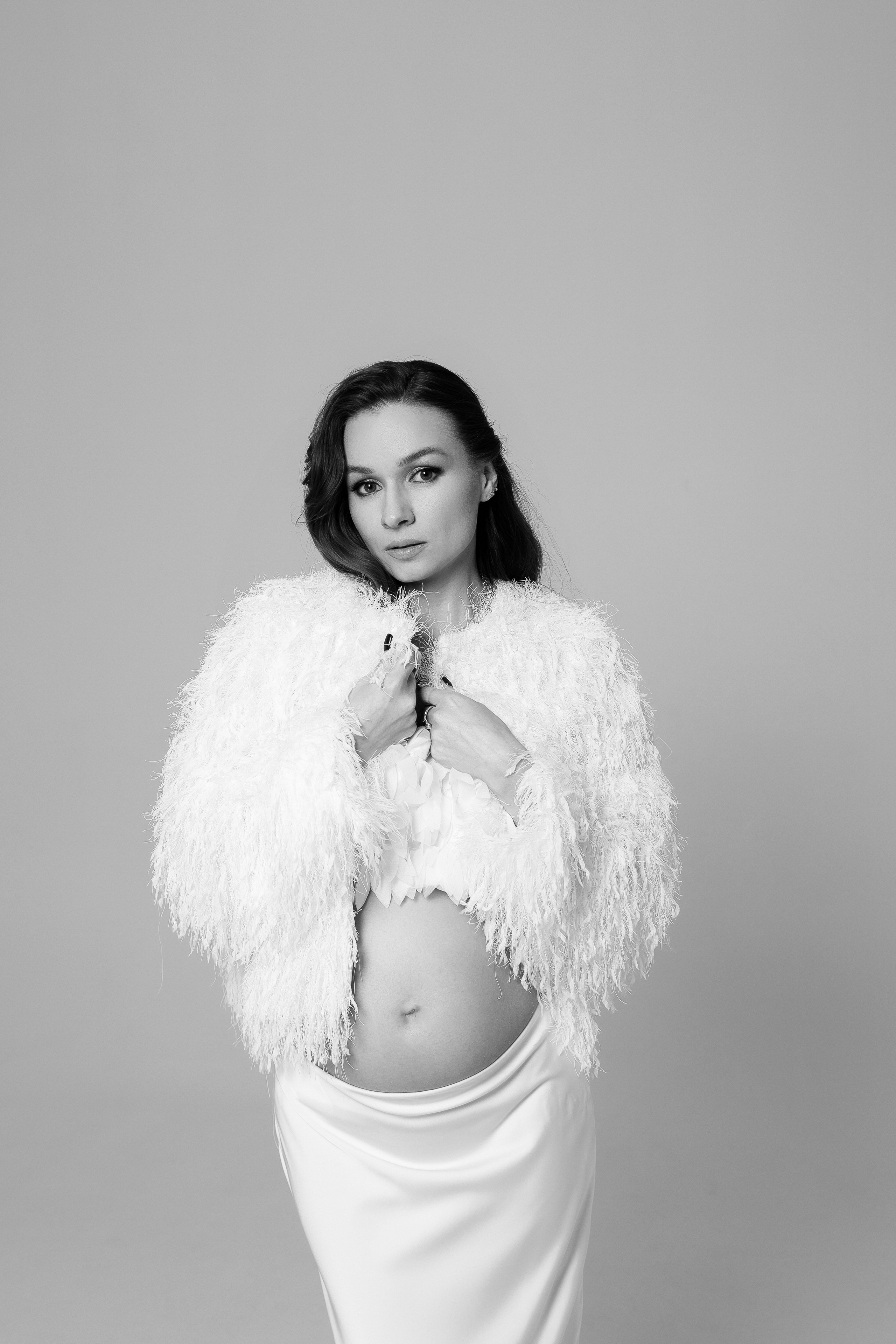 Вероника, классическая портретная фотосессия беременности в студии. Семейный фотограф в Москве Марина Петра