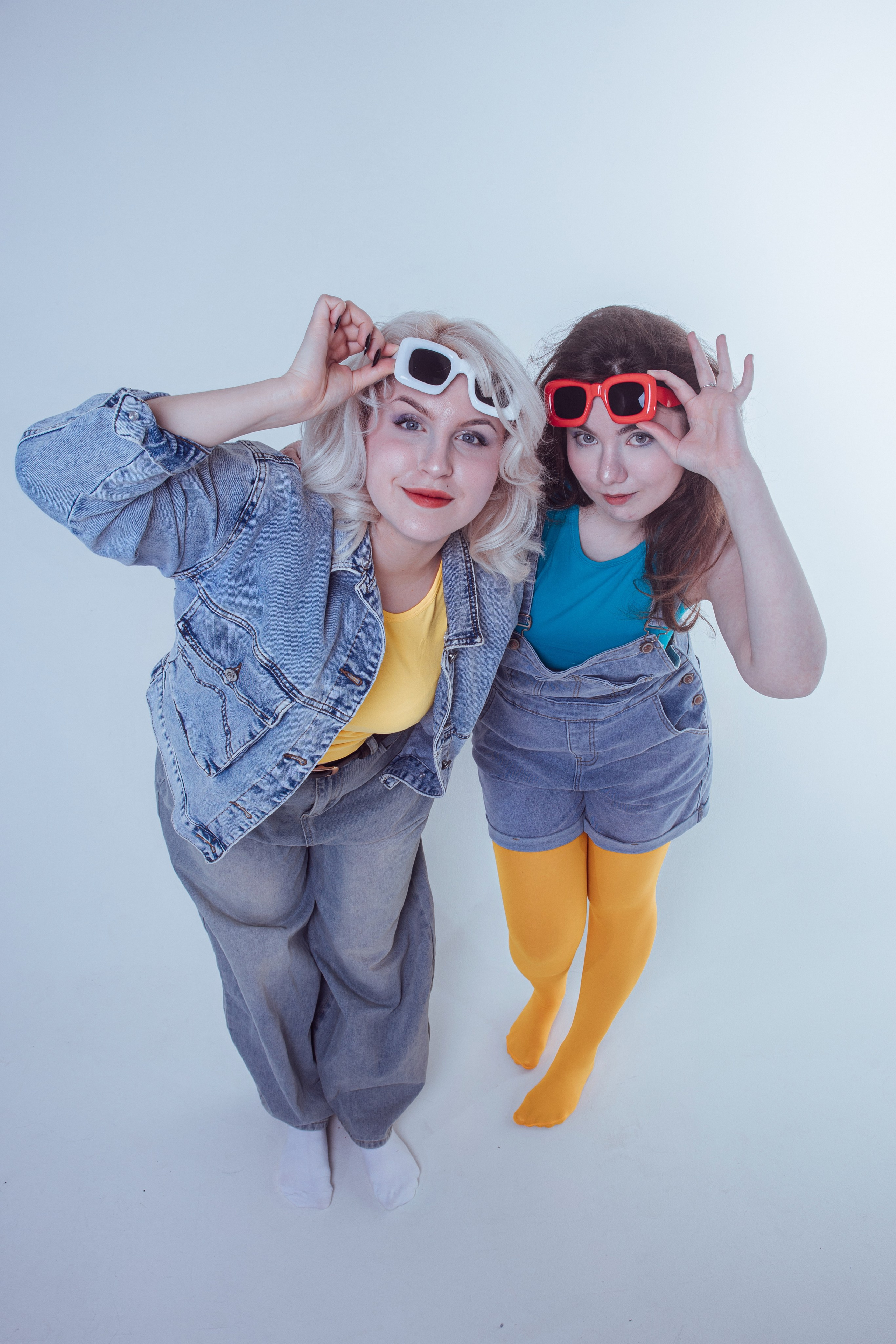 Джинсы порезаны Лето три полоски на кедах. Главная