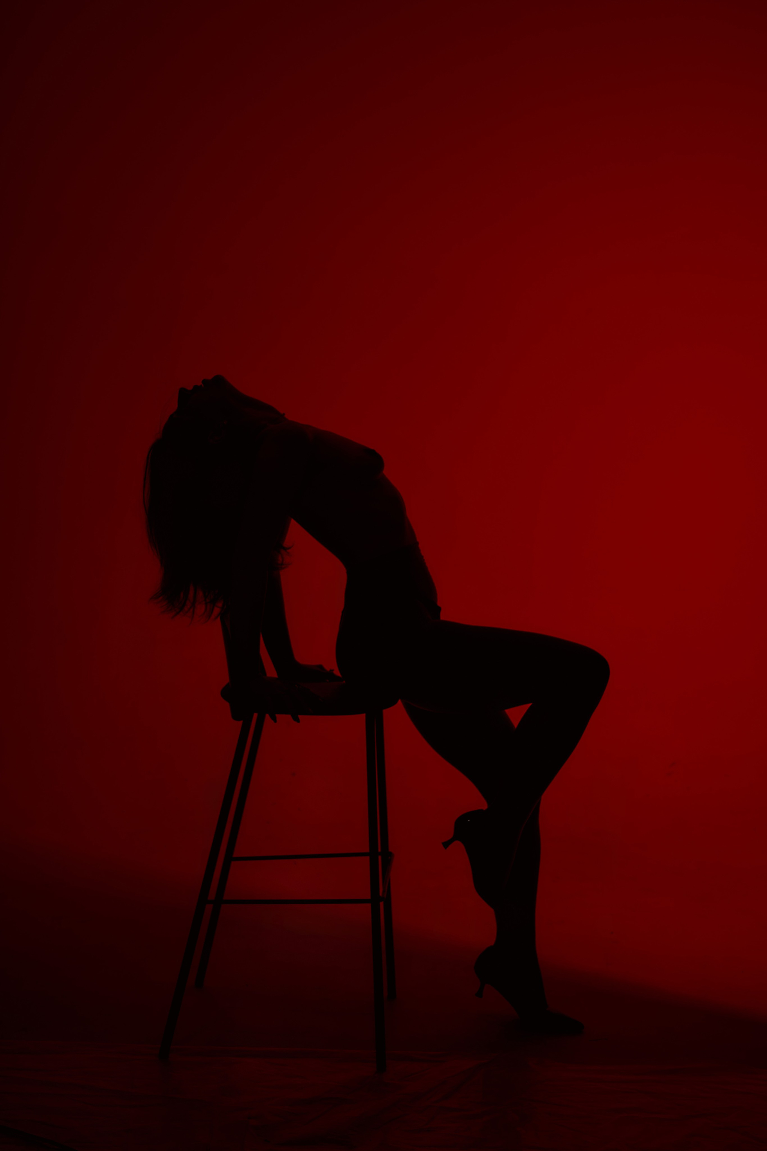 силуэт девушки на красном фоне